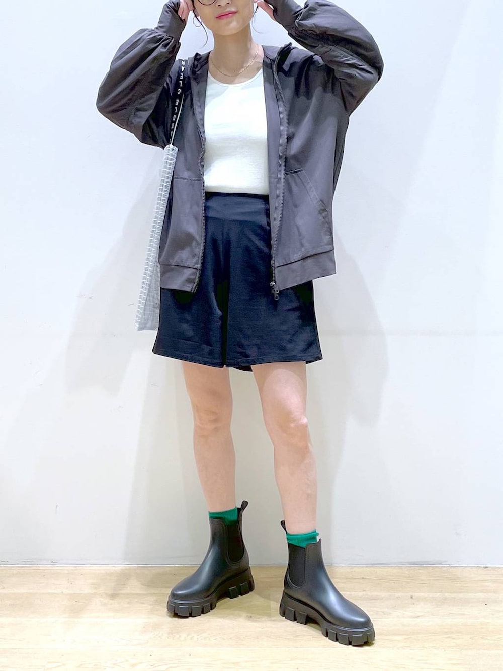 「カジュアル、メンズライク、休日コーデ、LAKOLE、楽ちんコーデ、夏コーデ、体型カバー、着痩せ、高見え、きれいめ、着痩せ・細見え、接触冷感、パーカー、ショートパンツ、レインブーツ」|「LAKOLEのシアーシュシュ2点セット / 141113(シュシュ、ホワイト系)」を使った、みーやん。さん(レディース・161cm)の夏コーディネートの9枚目の写真