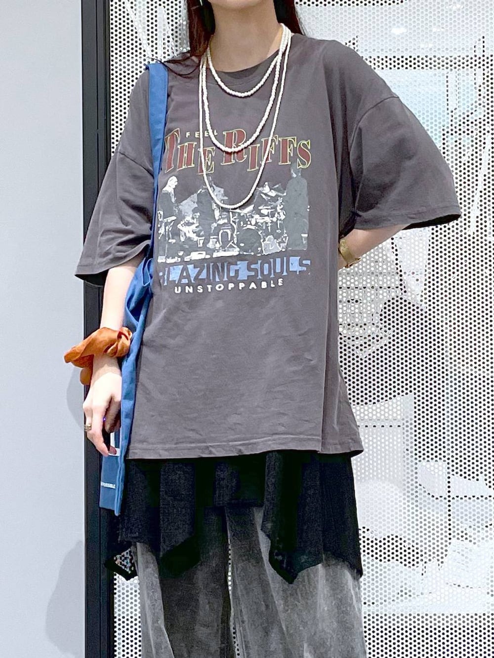 ブラック系のデニムパンツ、ブルー系のトートバッグ、グレー系のTシャツ/カットソーを着用したレディースの夏コーディネートの7枚目の写真