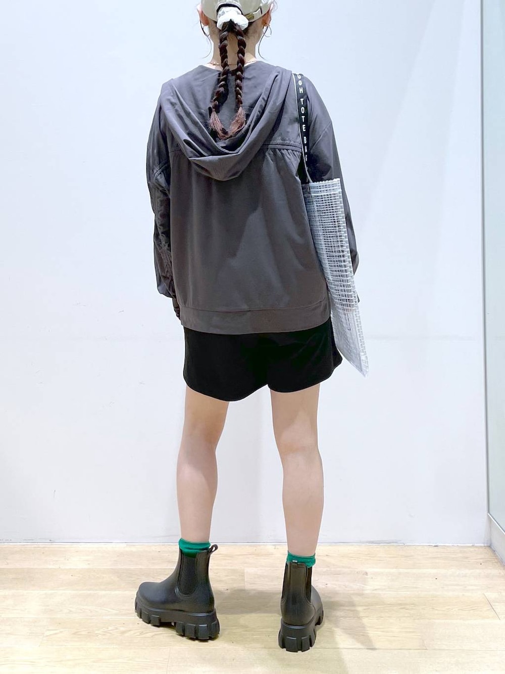 「カジュアル、メンズライク、休日コーデ、LAKOLE、楽ちんコーデ、夏コーデ、体型カバー、着痩せ、高見え、きれいめ、着痩せ・細見え、接触冷感、パーカー、ショートパンツ、レインブーツ」|「LAKOLEのシアーシュシュ2点セット / 141113(シュシュ、ホワイト系)」を使った、みーやん。さん(レディース・161cm)の夏コーディネートの4枚目の写真