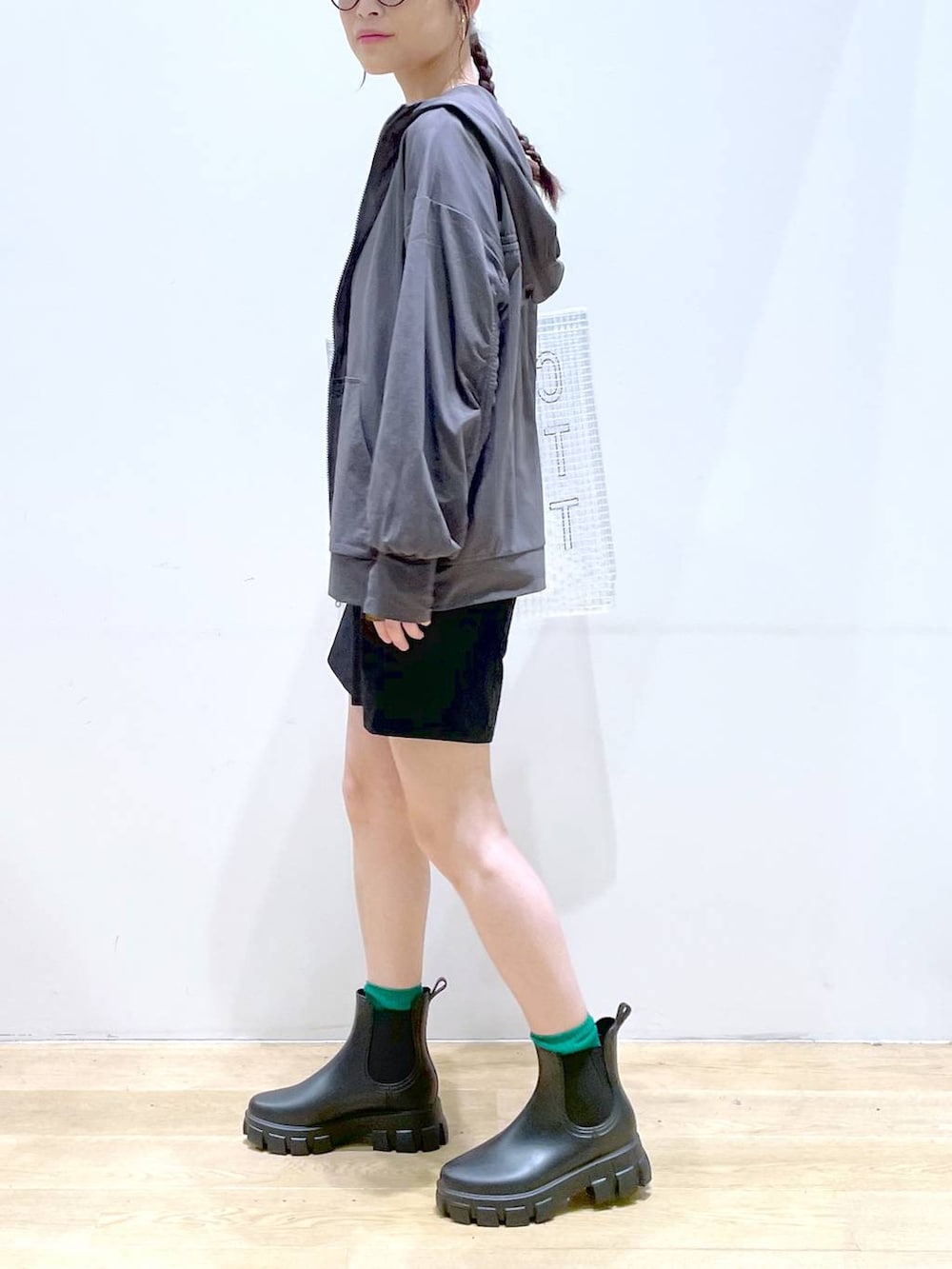 「カジュアル、メンズライク、休日コーデ、LAKOLE、楽ちんコーデ、夏コーデ、体型カバー、着痩せ、高見え、きれいめ、着痩せ・細見え、接触冷感、パーカー、ショートパンツ、レインブーツ」|「LAKOLEのシアーシュシュ2点セット / 141113(シュシュ、ホワイト系)」を使った、みーやん。さん(レディース・161cm)の夏コーディネートの3枚目の写真