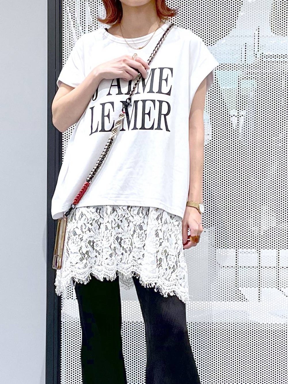 ホワイト系のTシャツ/カットソー、ブラック系のその他パンツ、ホワイト系のワンピースを着用したレディースの夏コーディネートの7枚目の写真
