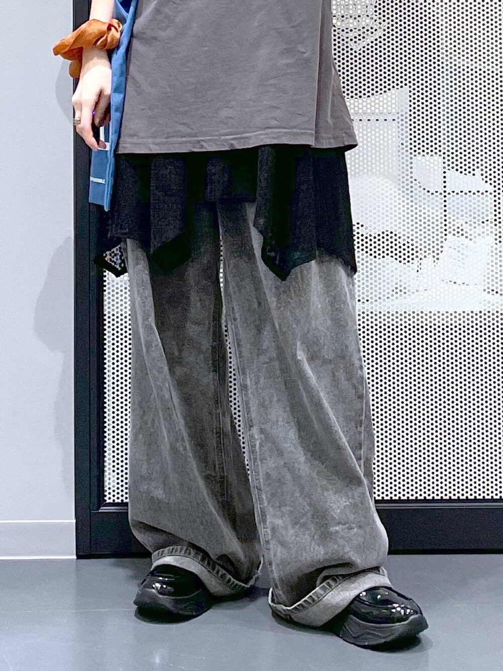ブラック系のデニムパンツ、ブルー系のトートバッグ、グレー系のTシャツ/カットソーを着用したレディースの夏コーディネートの8枚目の写真