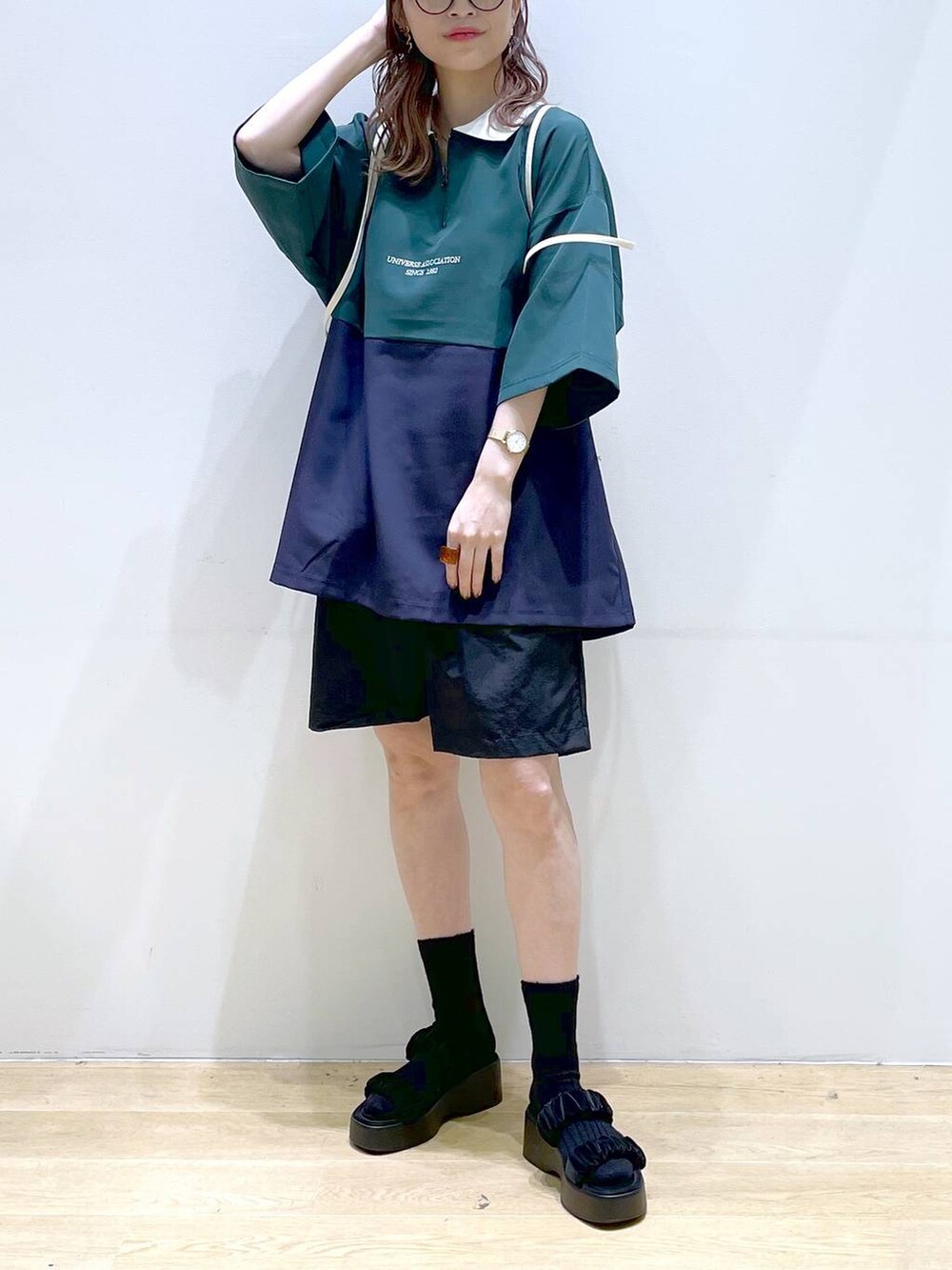 ブラック系のその他パンツ、ホワイト系のバックパック/リュック、ブラック系のサンダルを着用したレディースの夏コーディネートの6枚目の写真