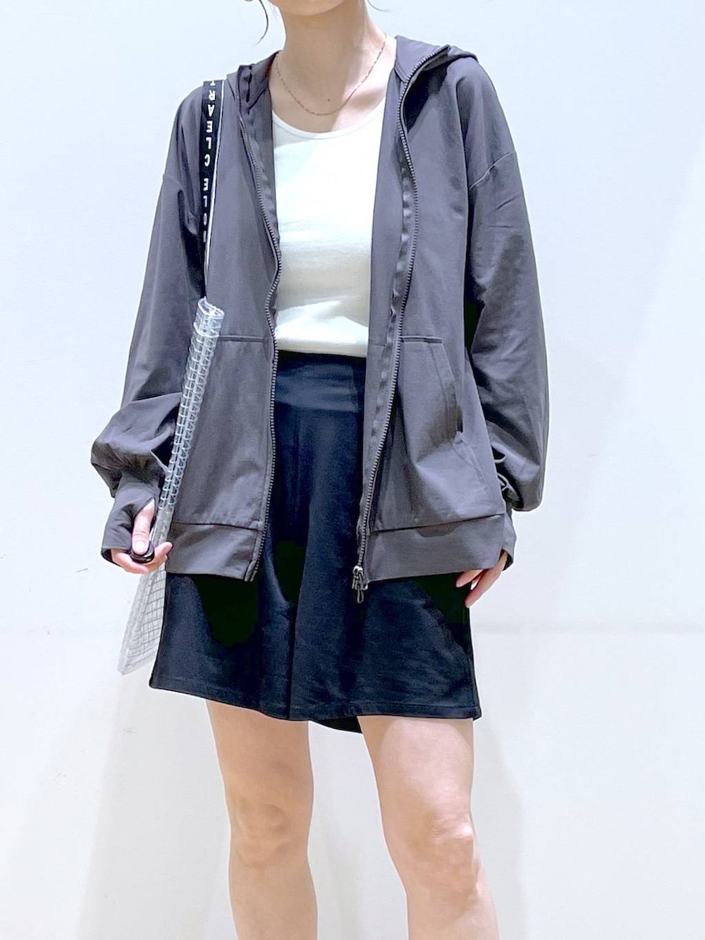 「カジュアル、メンズライク、休日コーデ、LAKOLE、楽ちんコーデ、夏コーデ、体型カバー、着痩せ、高見え、きれいめ、着痩せ・細見え、接触冷感、パーカー、ショートパンツ、レインブーツ」|「LAKOLEのシアーシュシュ2点セット / 141113(シュシュ、ホワイト系)」を使った、みーやん。さん(レディース・161cm)の夏コーディネートの7枚目の写真