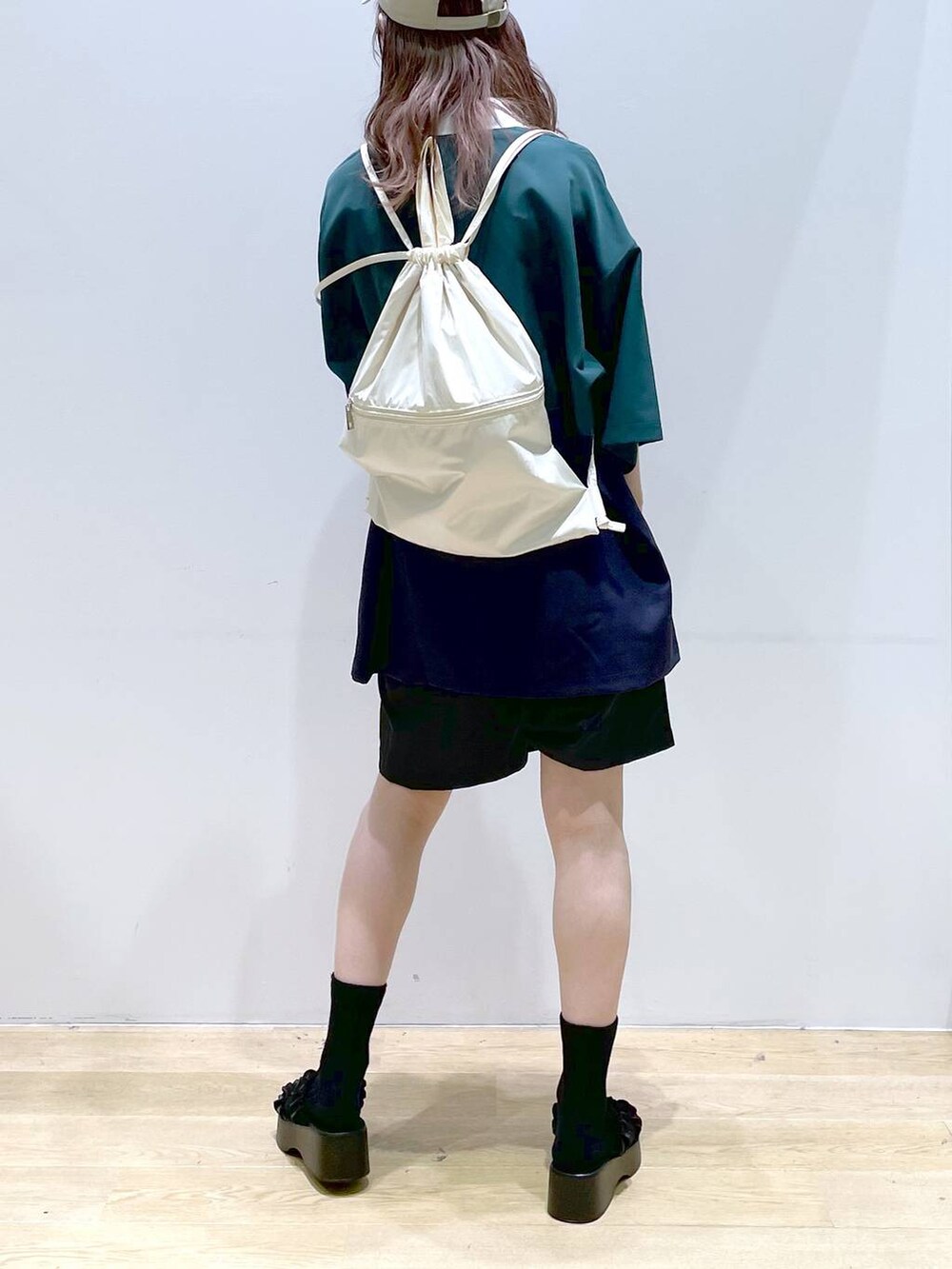 ブラック系のその他パンツ、ホワイト系のバックパック/リュック、ブラック系のサンダルを着用したレディースの夏コーディネートの4枚目の写真