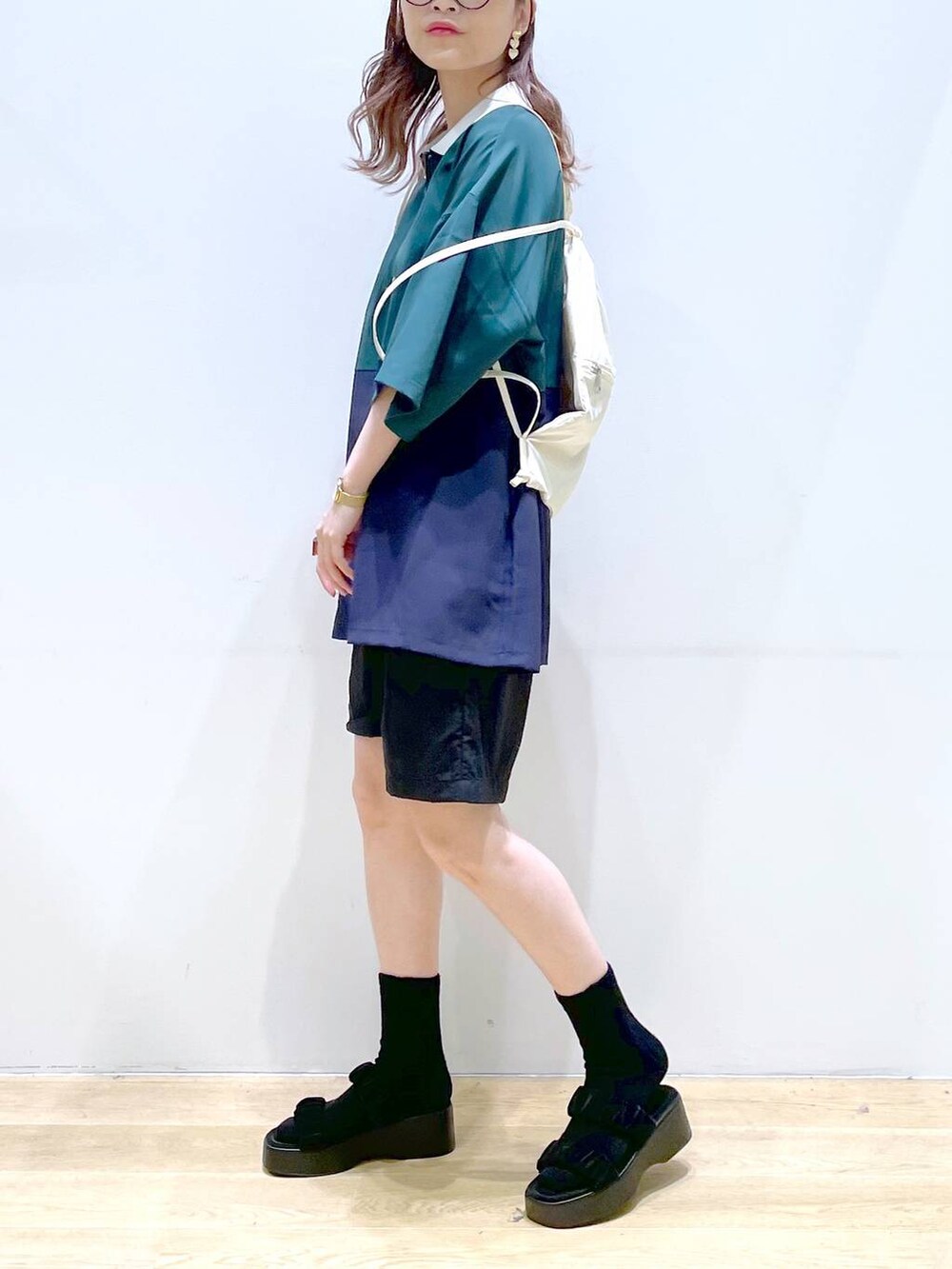 ブラック系のその他パンツ、ホワイト系のバックパック/リュック、ブラック系のサンダルを着用したレディースの夏コーディネートの3枚目の写真
