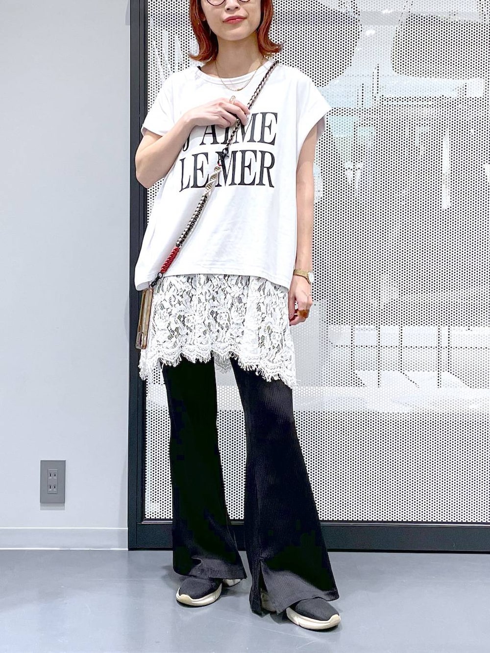 ホワイト系のTシャツ/カットソー、ブラック系のその他パンツ、ホワイト系のワンピースを着用したレディースの夏コーディネートの5枚目の写真
