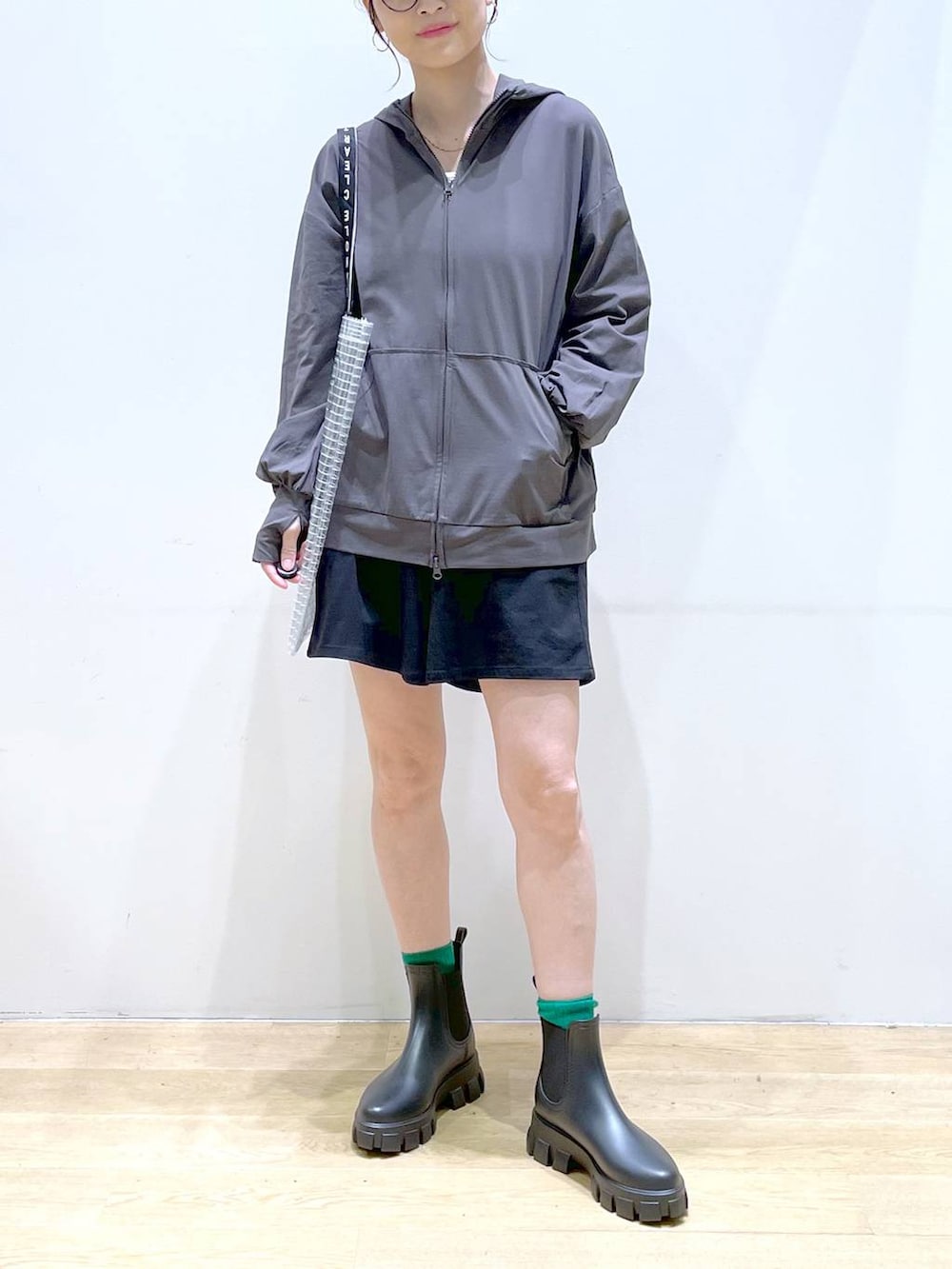 「カジュアル、メンズライク、休日コーデ、LAKOLE、楽ちんコーデ、夏コーデ、体型カバー、着痩せ、高見え、きれいめ、着痩せ・細見え、接触冷感、パーカー、ショートパンツ、レインブーツ」|「LAKOLEのシアーシュシュ2点セット / 141113(シュシュ、ホワイト系)」を使った、みーやん。さん(レディース・161cm)の夏コーディネートの6枚目の写真