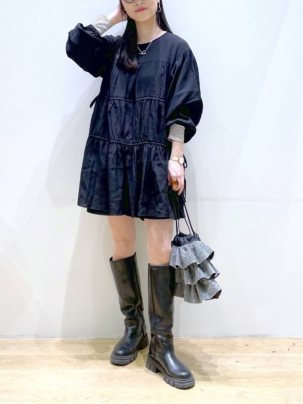 「カジュアル、メンズライク、休日コーデ、楽ちんコーデ、夏コーデ、体型カバー、着痩せ、高見え、きれいめ、LAKOLE、着痩せ・細見え、春コーデ、ブーツ、ショルダーバッグ、GLOBAL WORK」｜「LAKOLEのステンレスミックスマンテルネックレス2 / 114223（ネックレス、その他）」を使った、みーやん。さん（レディース・161cm）の春コーディネートの2枚目の写真