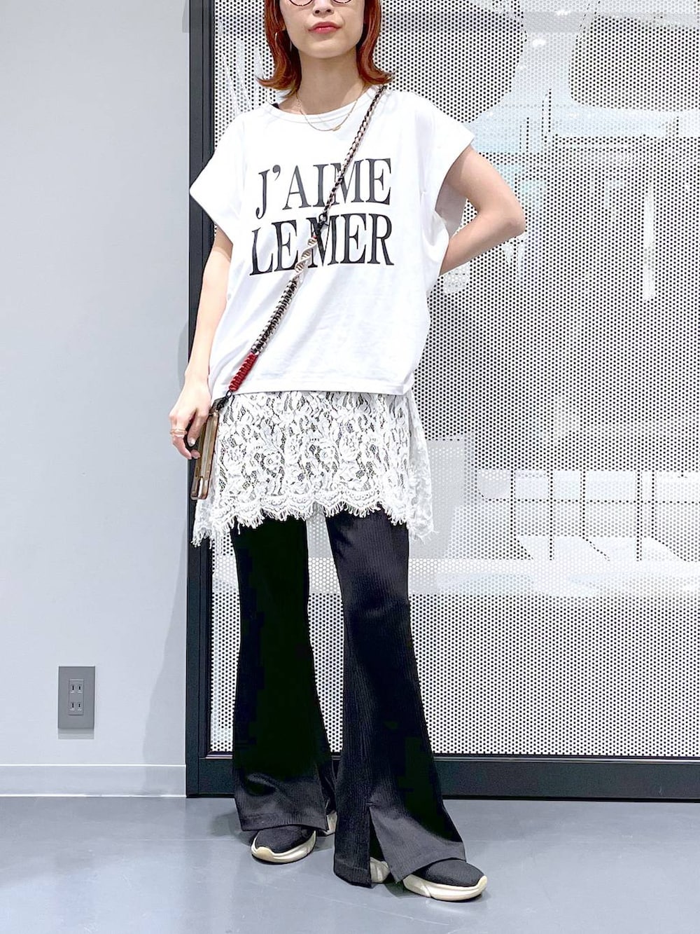 ホワイト系のTシャツ/カットソー、ブラック系のその他パンツ、ホワイト系のワンピースを着用したレディースの夏コーディネートの6枚目の写真