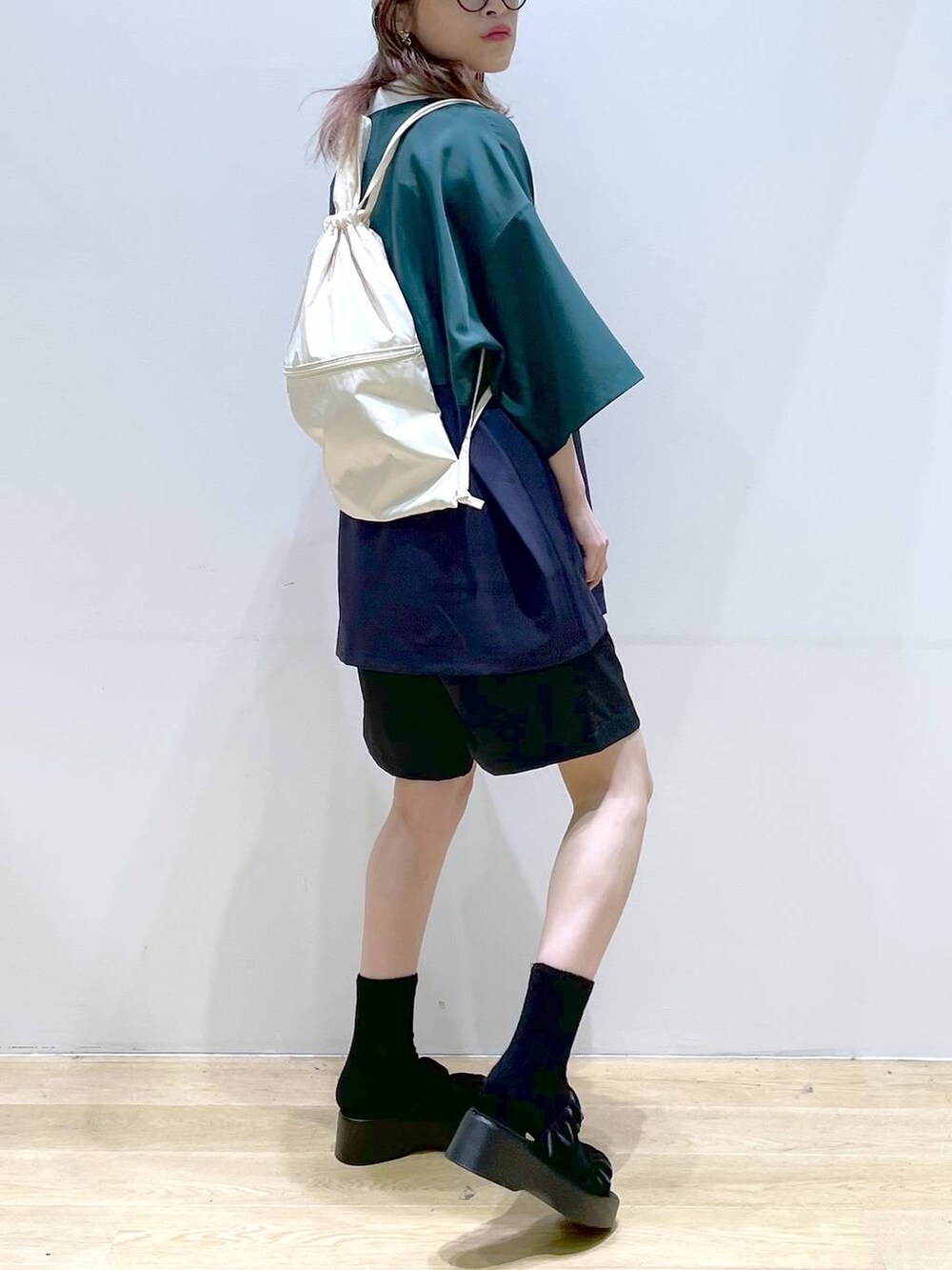 ブラック系のその他パンツ、ホワイト系のバックパック/リュック、ブラック系のサンダルを着用したレディースの夏コーディネートの5枚目の写真