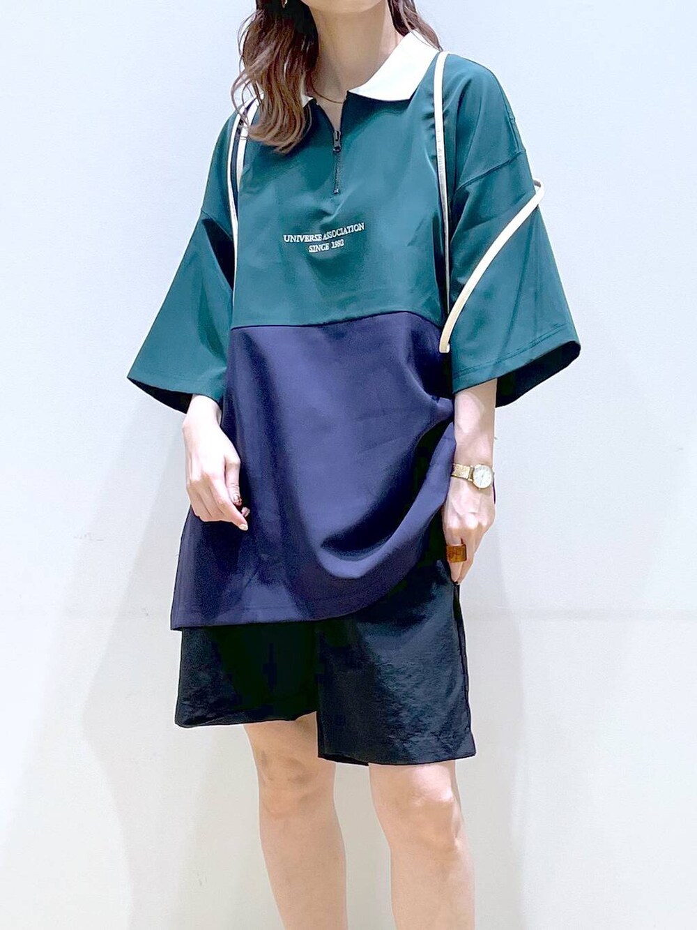 ブラック系のその他パンツ、ホワイト系のバックパック/リュック、ブラック系のサンダルを着用したレディースの夏コーディネートの7枚目の写真