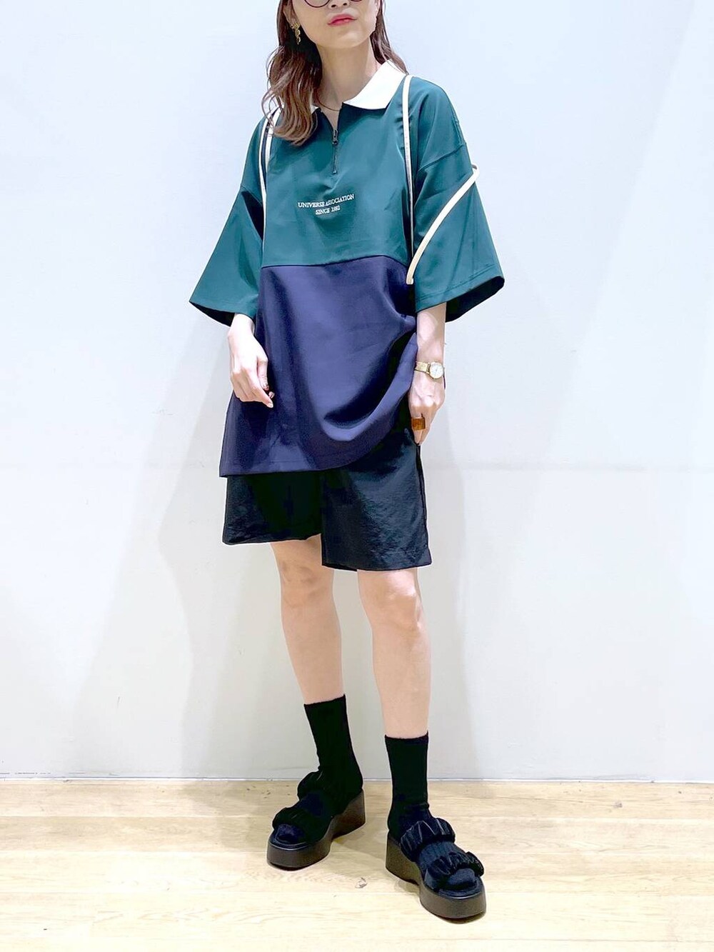ブラック系のその他パンツ、ホワイト系のバックパック/リュック、ブラック系のサンダルを着用したレディースの夏コーディネートの2枚目の写真
