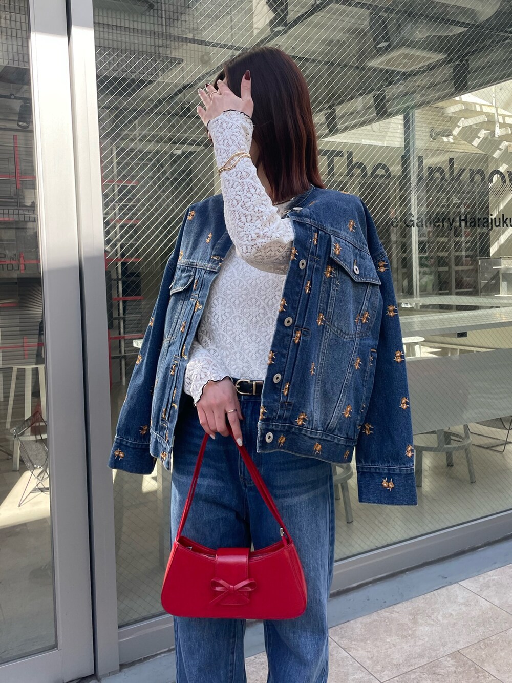 「シアートップス、春先取り、お出かけコーデ、大人かわいい、春服、大人カジュアルコーデ、デニムセットアップ、カジュアルガーリー、デニムジャケット、カットオフデニム、カットオフ、レース、レーストップス、デニム、デニムパンツ」｜「fredy emueのカットオフセミフレアデニムパンツ（デニムパンツ、ブルー系）」を使った、Maikaさん（レディース・163cm）の春コーディネートの5枚目の写真