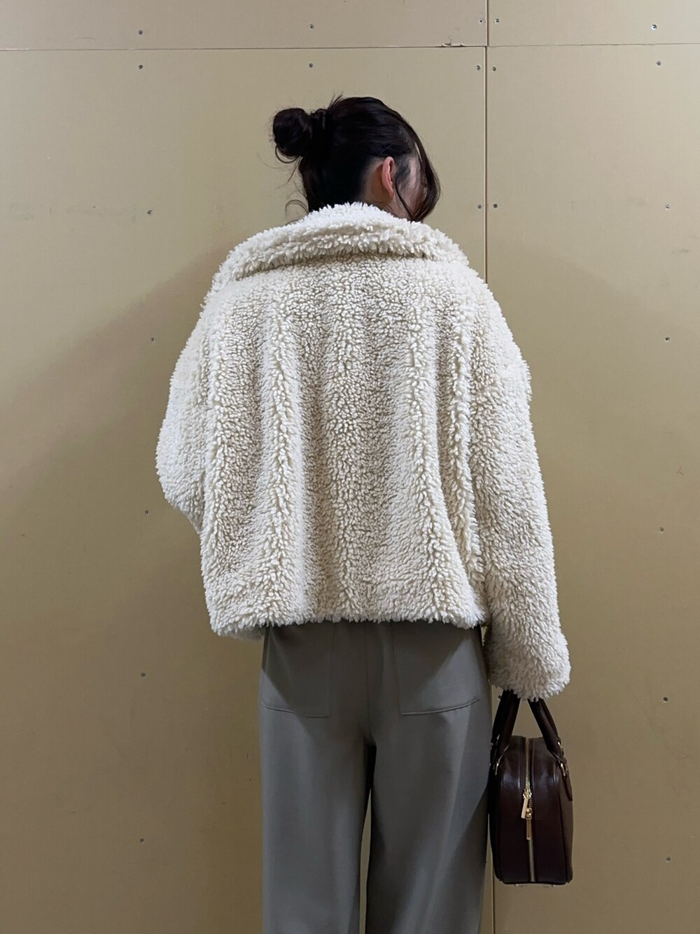 「冬コーデ、クリスマスに着たい服、ブーツ、スラックス、スラックスパンツ、パンツスタイル、ケーブルニット、ニットコーデ、ファーコート、アウター、大人かわいい、あったかコーデ、ボストンバッグ、ラクチンコーデ、キレイめ」｜「fredy emueのウール混FR刺繍ケーブル柄カーディガン（ニット/セーター、ブルー系）」を使った、Maikaさん（レディース・163cm）の冬コーディネートの4枚目の写真
