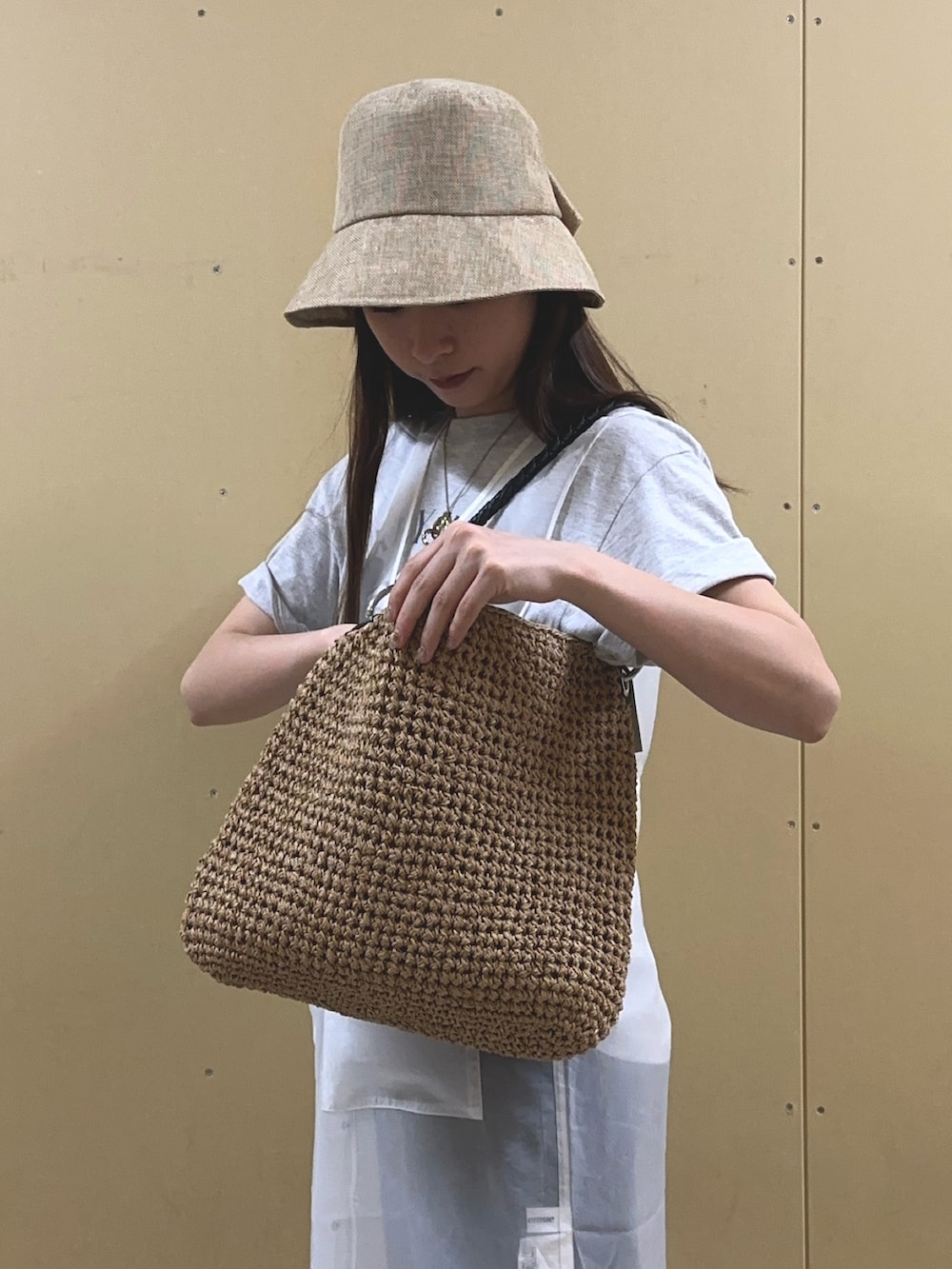 「きれいめカジュアル、休日スタイル、デニム、デニムパンツ、ミッキーT、シアー、ロングジレ、ハット、バックリボン、大人カジュアル、大人っぽコーデ、骨格ウェーブ、トートバッグ、カジュアルコーデ、春夏コーデ」|「fredy emueのストレートデニムパンツ(デニムパンツ、ブラック系)」を使った、Maikaさん(レディース・163cm)の春コーディネートの6枚目の写真
