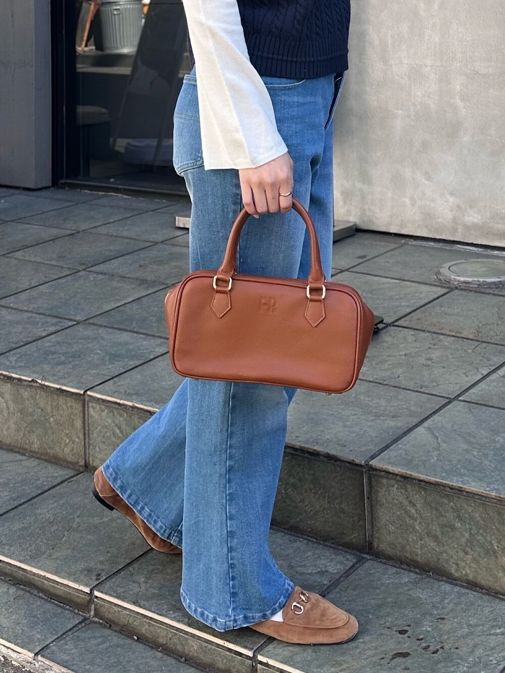 「春先取り、お出かけコーデ、大人かわいい、春服、大人カジュアルコーデ、ベスト、ベスト×シャツ、シャツカーディガン、デニム、デニムパンツ、フレアパンツ、フレアデニム、ボストンバッグ、レイヤード、レイヤードスタイル」｜「fredy emueの【haru企画】フレアデニムパンツ（デニムパンツ、ブルー系）」を使った、Maikaさん（レディース・163cm）の春コーディネートの5枚目の写真