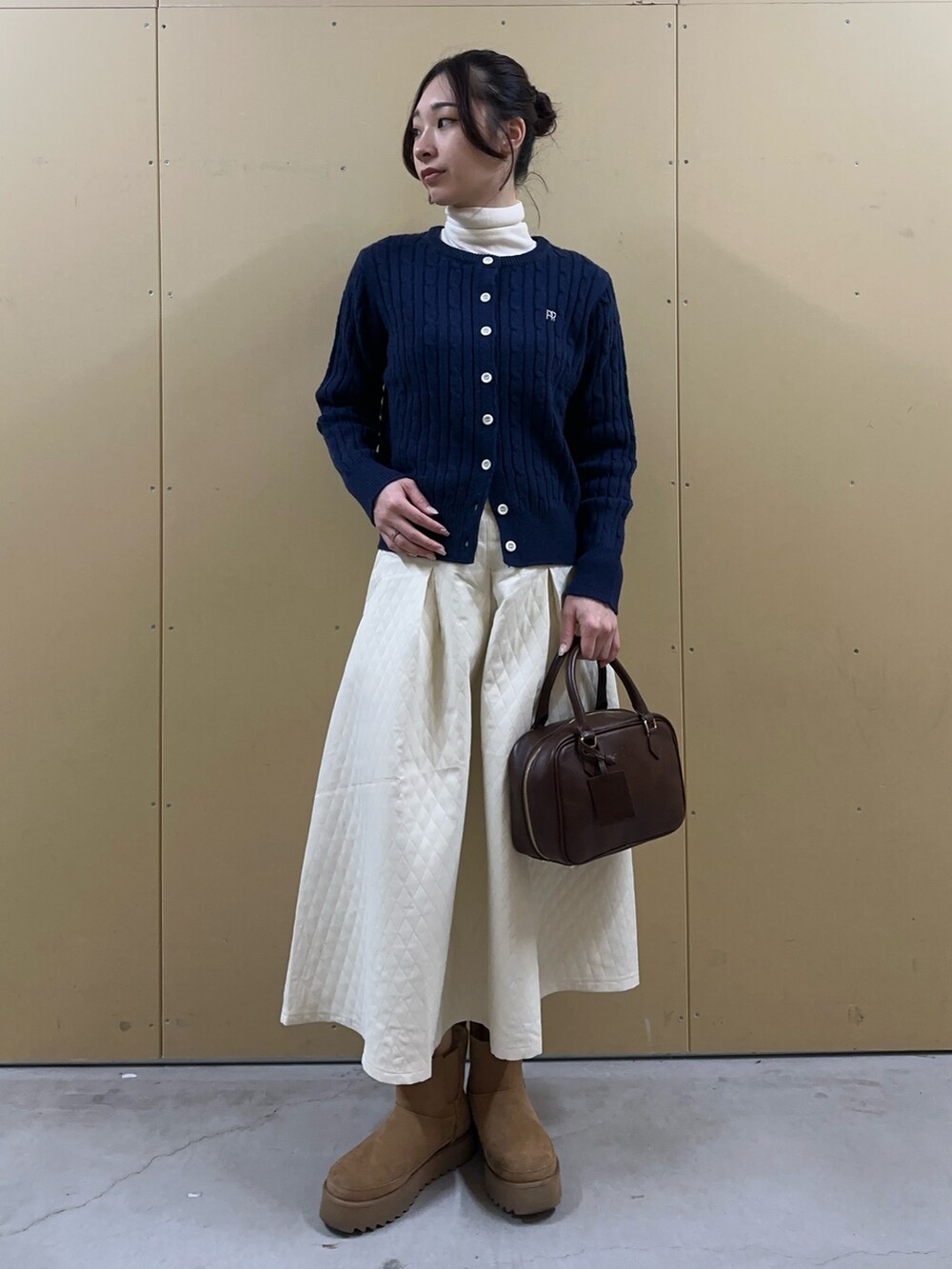 「冬コーデ、クリスマスに着たい服、ブーツ、ニット、オトナカジュアル、キルティングスカート、ケーブルカーディガン、スカート、ボストンバッグ、カーディガン、ブーツスタイル」｜「fredy emueのレザースクエアボストンバック（ハンドバッグ、ブラウン系）」を使った、Maikaさん（レディース・163cm）の冬コーディネートの2枚目の写真