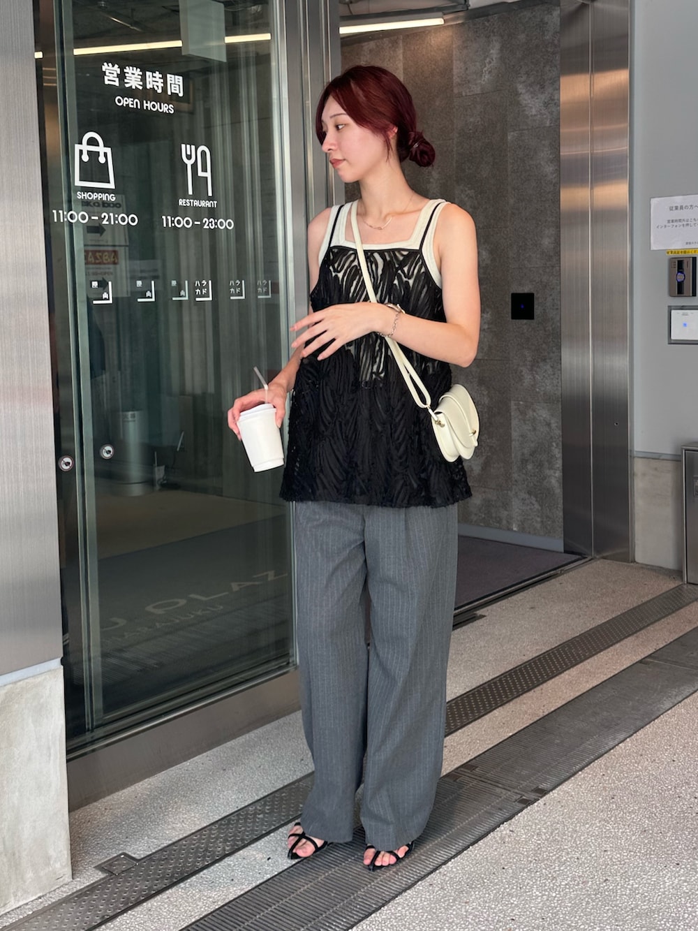 「レイヤードスタイル、お出かけコーデ、夏コーデ、ビスチェ、サンダル、休日スタイル、大人カジュアルコーデ、きれいめコーデ、秋先取りコーデ、スラックス、ストライプパンツ、キャミビスチェ、レイヤード、パンツコーデ、ショルダーバッグ」｜「fredy emueのチュールバテンレースキャミビスチェ（キャミソール、ブラック系）」を使った、Maikaさん（レディース・163cm）の夏コーディネートの2枚目の写真