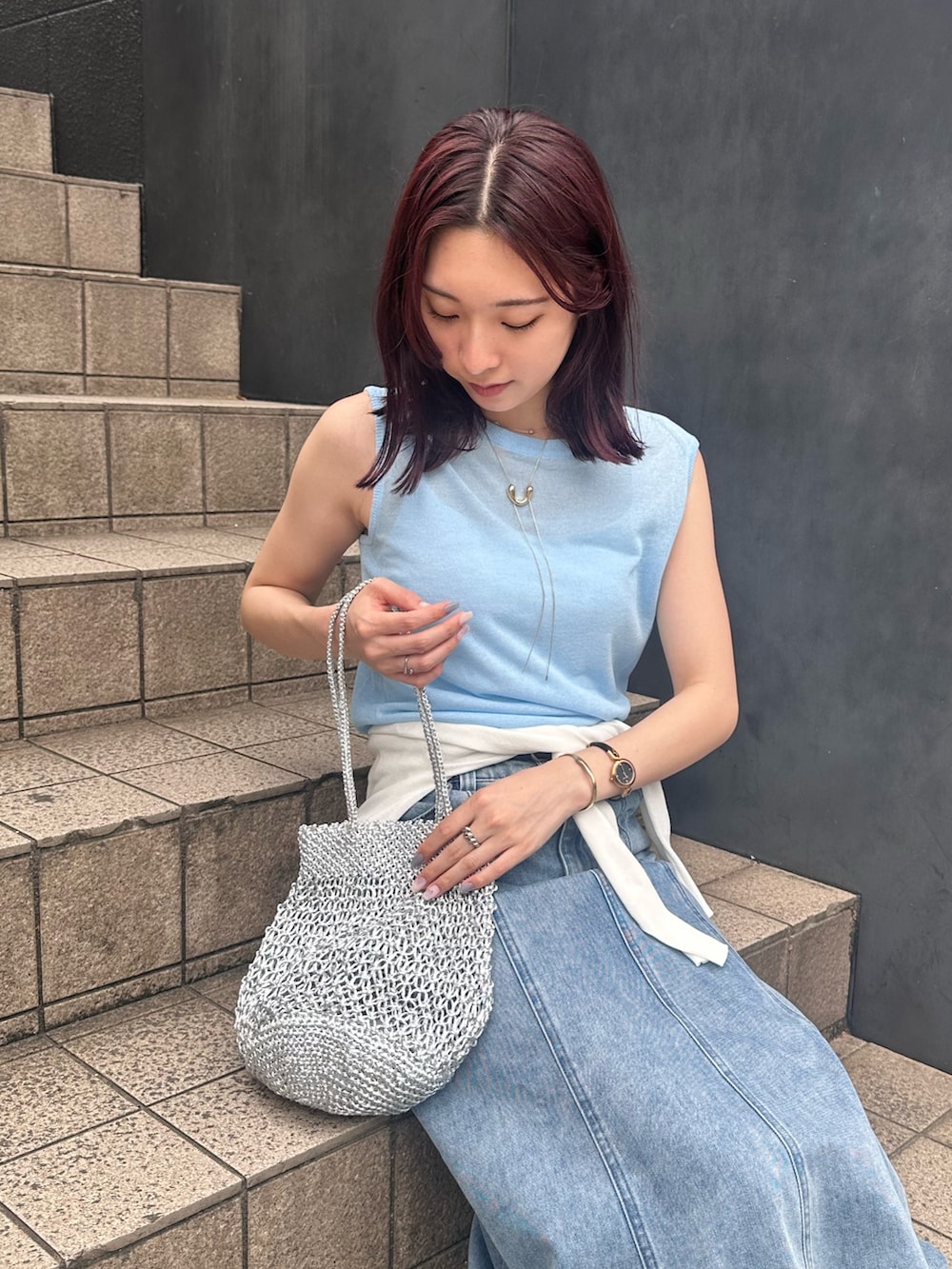 「サンダル、シンプルコーデ、おでかけコーデ、夏服、デニム、デニムスカート、リネン混、カーディガン、ｶｰﾃﾞｨｶﾞﾝ巻き、ノースリーブ、かごバッグ、メタリック、お出かけ、お出かけコーデ、大人カジュアル」｜「fredy emueのリネン混ノースリーブニットプルオーバー（タンクトップ、ブルー系）」を使った、Maikaさん（レディース・163cm）の春コーディネートの6枚目の写真