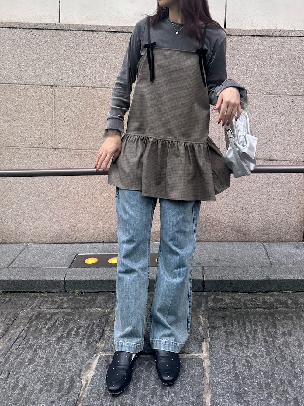 「レザー、秋っぽコーデ更新中、レイヤードスタイル、デニム、ローファー、お出かけコーデ、秋コーデ、キャミワンピース、チェックワンピース、ヘアクリップ、リボン、セミフレアパンツ、ベロアトップス、袖チュール、ワンピース」|「fredy emueのセンタープレスセミフレアデニム(デニムパンツ、ブルー系)」を使った、Maikaさん(レディース・163cm)の秋コーディネートの4枚目の写真
