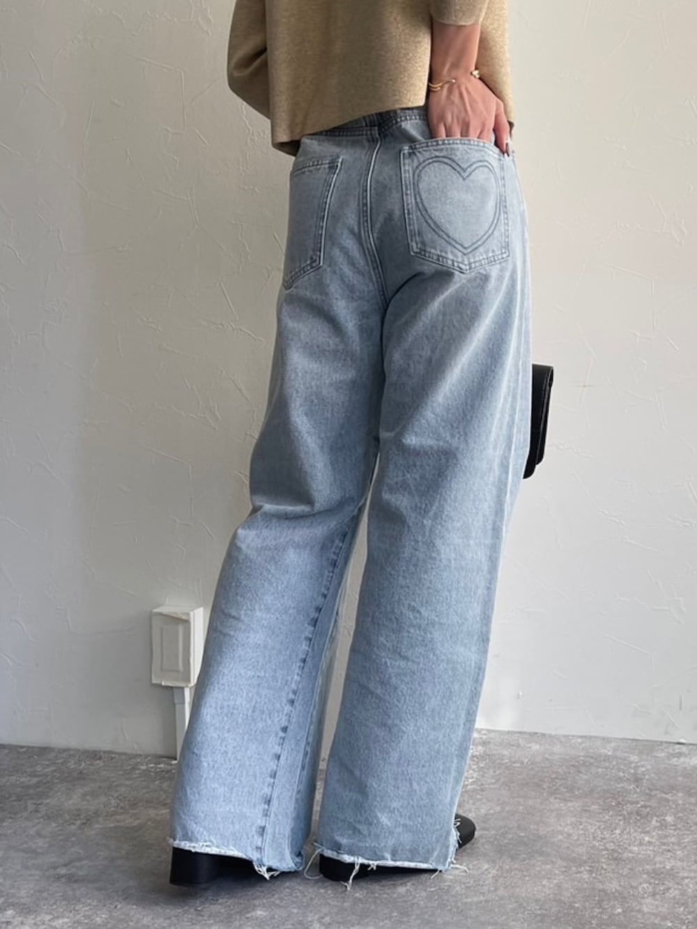 「真冬のあったかスタイル、大人可愛い、カジュアルスタイル、パンツスタイル、春服、デニム、デニムパンツ、カーディガン、カーディガンコーデ、切りっぱなしデニム、フレアデニム、フレアパンツ、ラメ、ラメトップス、フラップバッグ」｜「fredy emueのカットオフセミフレアデニムパンツ（デニムパンツ、ブルー系）」を使った、Maikaさん（レディース・163cm）の冬コーディネートの6枚目の写真