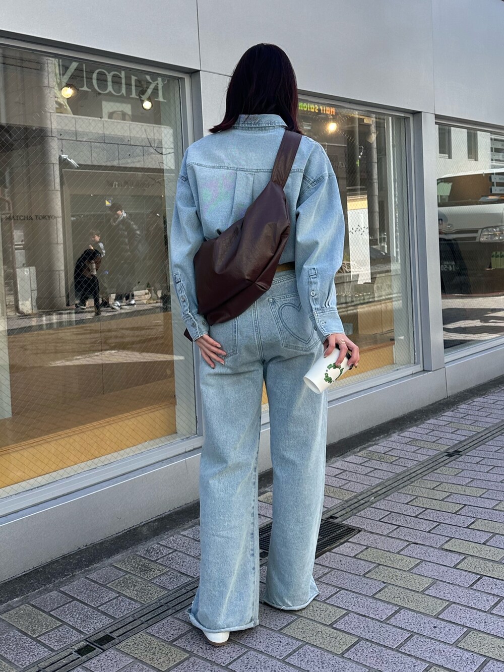 「シャツスタイル、春先取り、お出かけコーデ、大人カジュアルコーデ、セットアップ風、セットアップスタイル、デニム、デニムパンツ、デニムコーデ、デニムシャツ、ショルダーバッグ、フェイクレザー、フェイクレザーバッグ、バレエシューズ、春服」｜「fredy emueのカットオフセミフレアデニムパンツ（デニムパンツ、ブルー系）」を使った、Maikaさん（レディース・163cm）の春コーディネートの5枚目の写真
