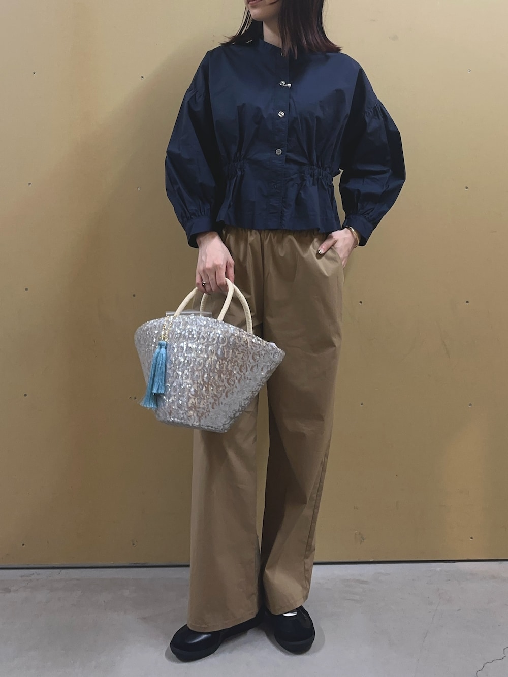 「春色、春服コーデ、大人コーデ、シンプルコーデ、大人女子、シャツ/ブラウス、オトナカワイイ、シャツ、シャツスタイル、クロップドトップス、綿ナイロン、セミワイドパンツ、スパンコール、スパンコールバック、お出かけコーデ」｜「fredy emueのクロップドウエストギャザーブラウス（シャツ/ブラウス、ブルー系）」を使った、Maikaさん（レディース・163cm）の春コーディネートの6枚目の写真