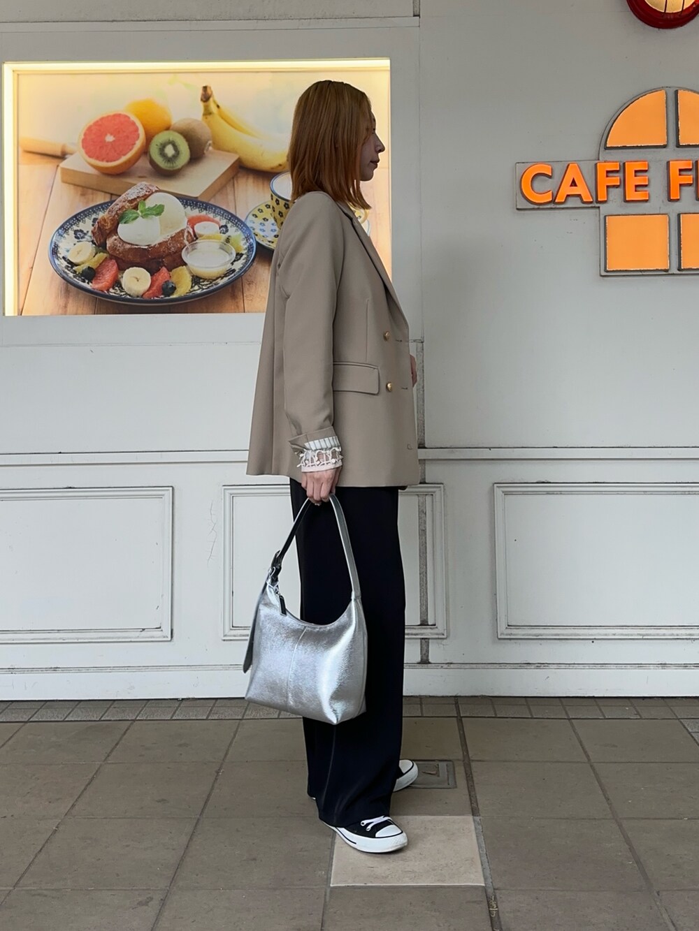 ホワイト系のシャツ/ブラウス、ホワイト系のTシャツ/カットソー、ブラック系のスラックスを着用したレディースの春コーディネートの3枚目の写真