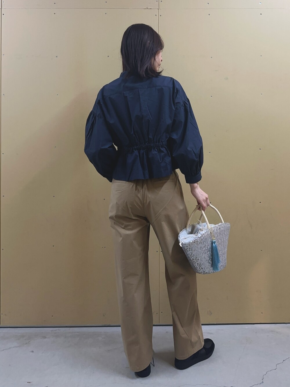 「春色、春服コーデ、大人コーデ、シンプルコーデ、大人女子、シャツ/ブラウス、オトナカワイイ、シャツ、シャツスタイル、クロップドトップス、綿ナイロン、セミワイドパンツ、スパンコール、スパンコールバック、お出かけコーデ」｜「fredy emueのクロップドウエストギャザーブラウス（シャツ/ブラウス、ブルー系）」を使った、Maikaさん（レディース・163cm）の春コーディネートの5枚目の写真