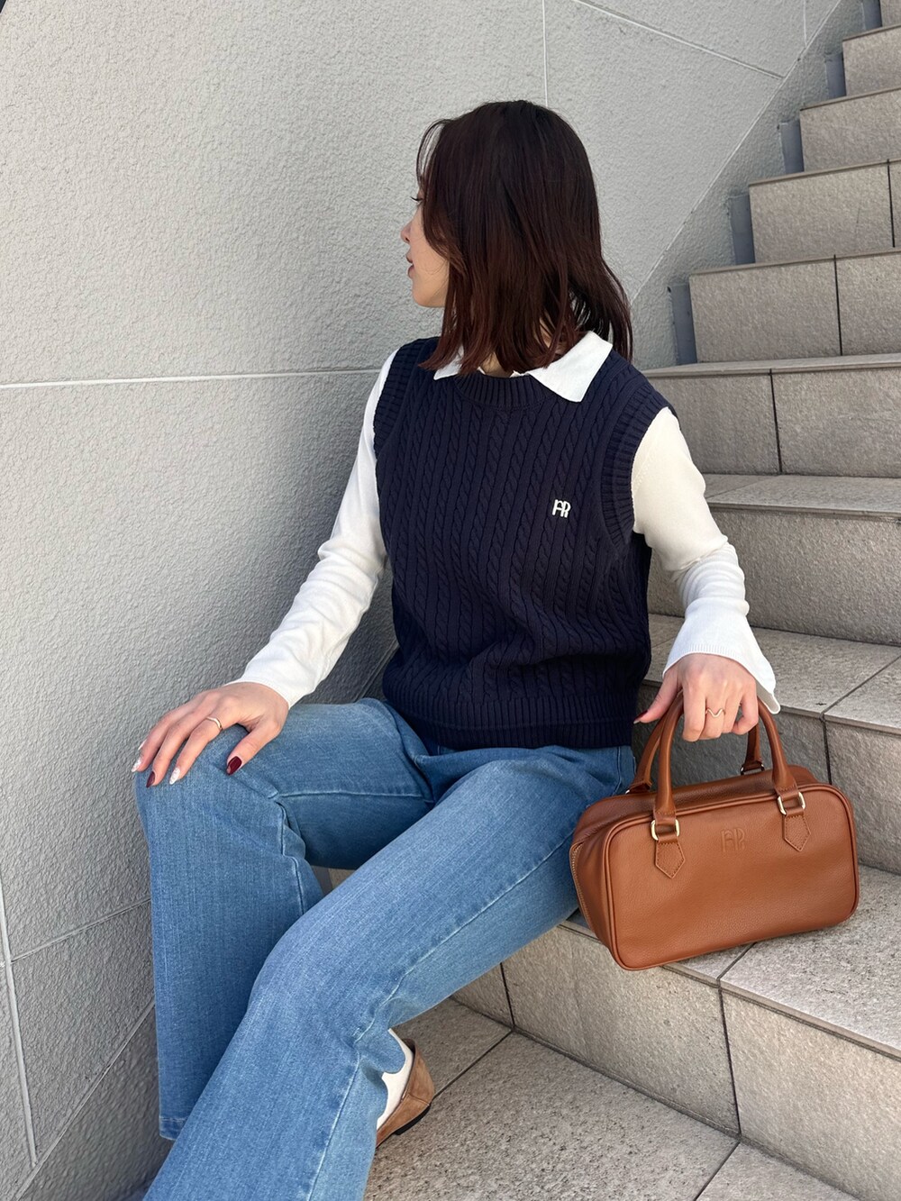 「春先取り、お出かけコーデ、大人かわいい、春服、大人カジュアルコーデ、ベスト、ベスト×シャツ、シャツカーディガン、デニム、デニムパンツ、フレアパンツ、フレアデニム、ボストンバッグ、レイヤード、レイヤードスタイル」｜「fredy emueの【haru企画】フレアデニムパンツ（デニムパンツ、ブルー系）」を使った、Maikaさん（レディース・163cm）の春コーディネートの3枚目の写真