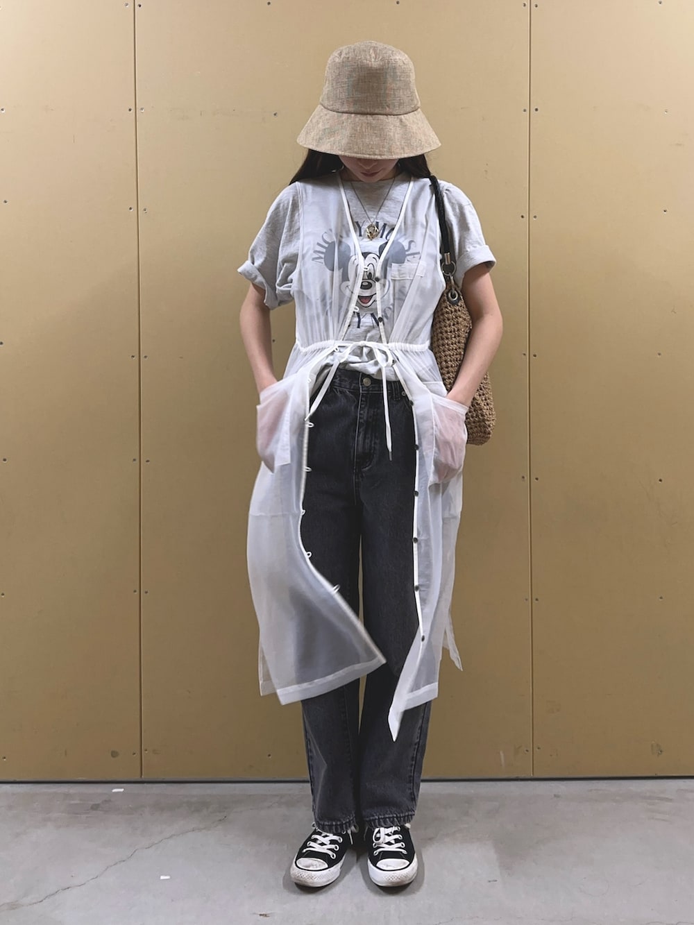 「きれいめカジュアル、休日スタイル、デニム、デニムパンツ、ミッキーT、シアー、ロングジレ、ハット、バックリボン、大人カジュアル、大人っぽコーデ、骨格ウェーブ、トートバッグ、カジュアルコーデ、春夏コーデ」|「fredy emueのストレートデニムパンツ(デニムパンツ、ブラック系)」を使った、Maikaさん(レディース・163cm)の春コーディネートの3枚目の写真