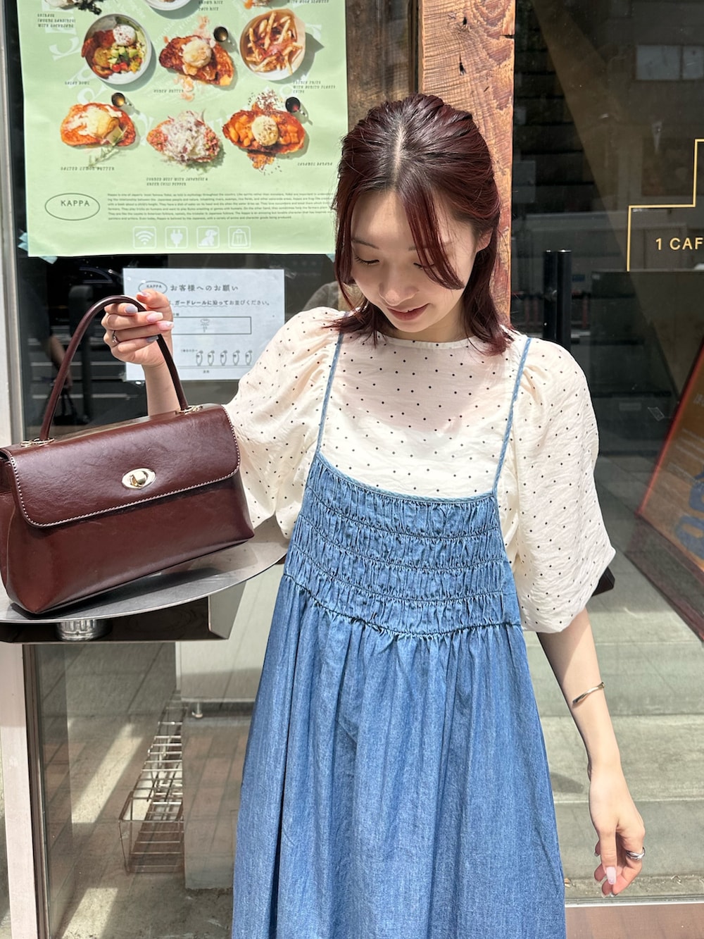 「デニム、オトナカジュアル、着回しコーデ、夏、キャミワンピ、ワンピース、ブラウス、バレエシューズ、ドット、ドット柄、お出かけコーデ、夏コーデ、甘めカジュアル」｜「fredy emueのライトオンスデニムシャーリングキャミワンピース（ワンピース、ブルー系）」を使った、Maikaさん（レディース・163cm）の春コーディネートの2枚目の写真