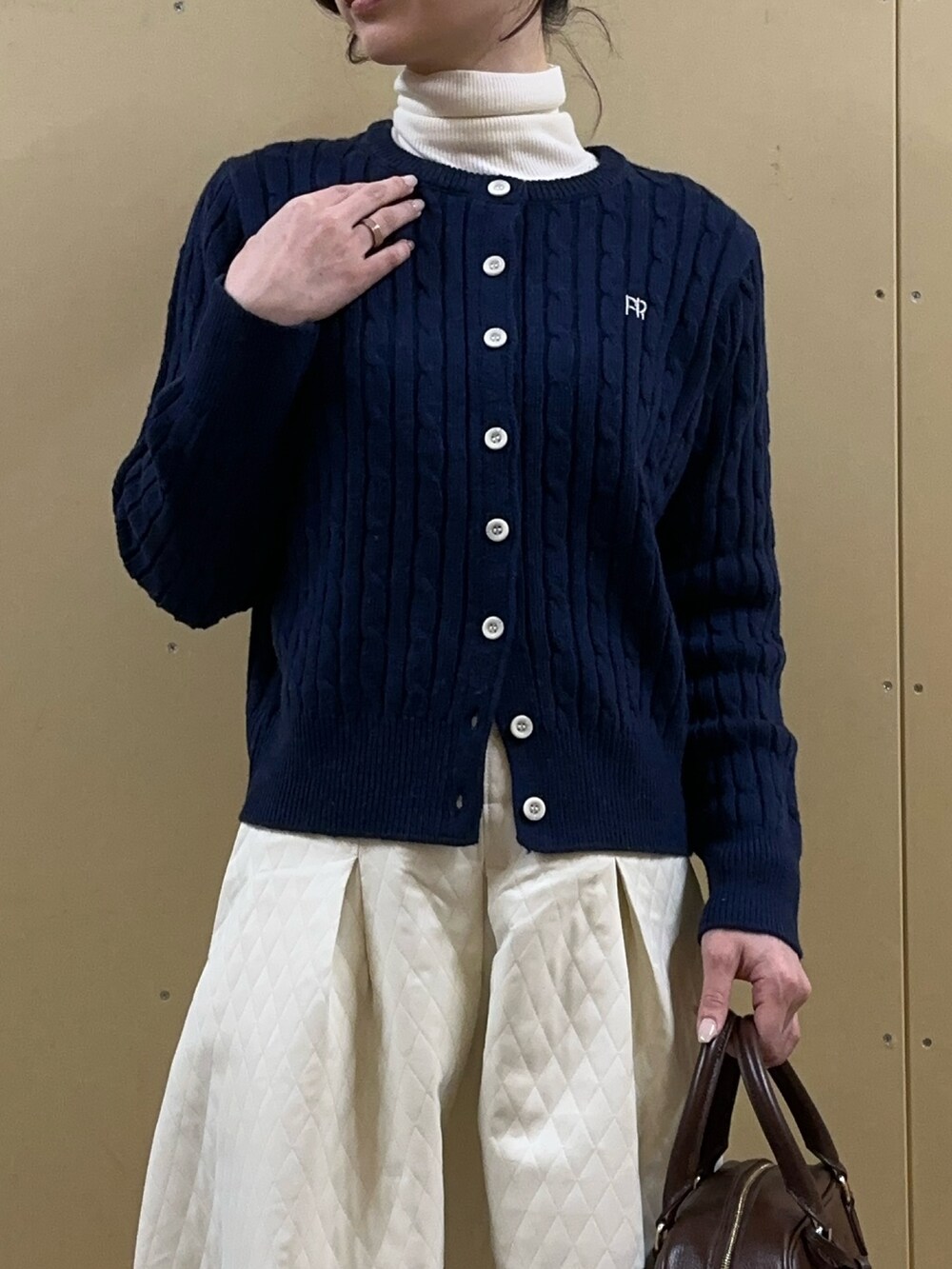 「冬コーデ、クリスマスに着たい服、ブーツ、ニット、オトナカジュアル、キルティングスカート、ケーブルカーディガン、スカート、ボストンバッグ、カーディガン、ブーツスタイル」｜「fredy emueのレザースクエアボストンバック（ハンドバッグ、ブラウン系）」を使った、Maikaさん（レディース・163cm）の冬コーディネートの5枚目の写真