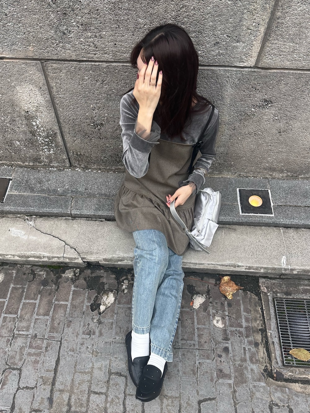 「レザー、秋っぽコーデ更新中、レイヤードスタイル、デニム、ローファー、お出かけコーデ、秋コーデ、キャミワンピース、チェックワンピース、ヘアクリップ、リボン、セミフレアパンツ、ベロアトップス、袖チュール、ワンピース」|「fredy emueのセンタープレスセミフレアデニム(デニムパンツ、ブルー系)」を使った、Maikaさん(レディース・163cm)の秋コーディネートの3枚目の写真