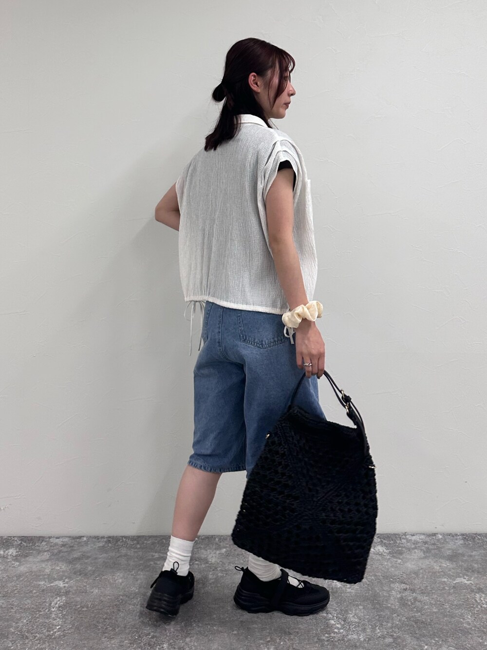 ブルー系のその他パンツ、ブラック系のスニーカー、ブラウン系のTシャツ/カットソーを着用したレディースの夏コーディネートの4枚目の写真