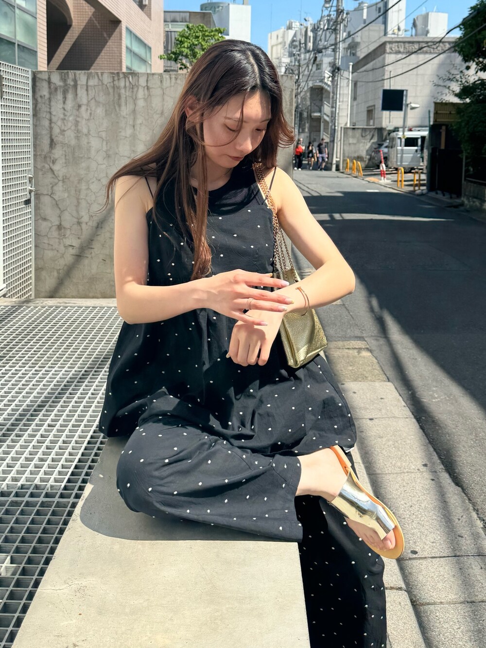 「きれいめカジュアル、アウトドアスタイル、初夏コーデ、ブラウス、休日スタイル、春、セットアップ、ドット柄、ゴールドアクセ、チェーンバッグ、サンダル、サンダルコーデ、キャミブラウス、春夏コーデ、フレンチカジュアル」｜「fredy emueの【セットアップ着用可能】ドット刺繍イージーパンツ（その他パンツ、ブラック系）」を使った、Maikaさん（レディース・163cm）の春コーディネートの4枚目の写真