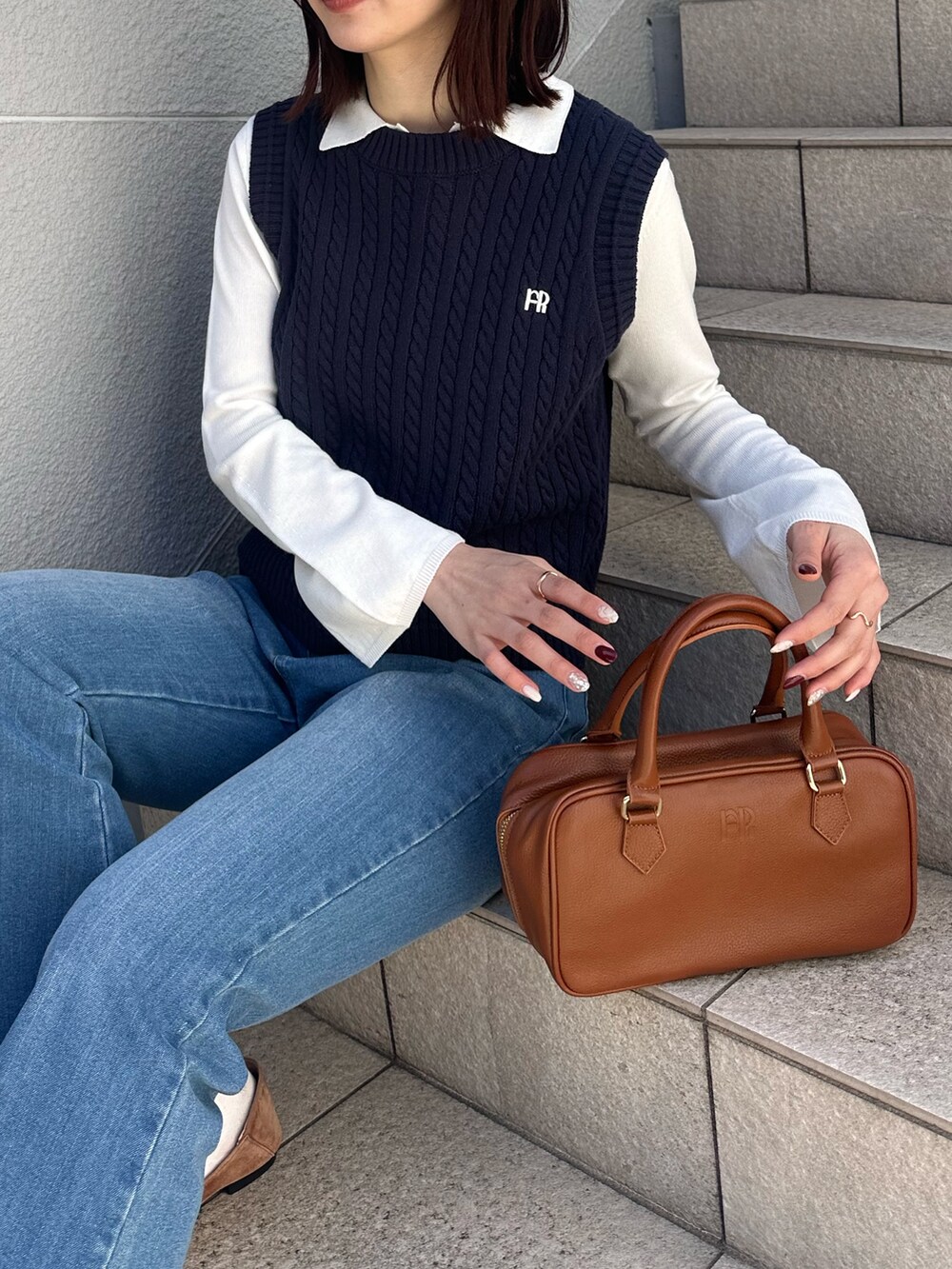 「春先取り、お出かけコーデ、大人かわいい、春服、大人カジュアルコーデ、ベスト、ベスト×シャツ、シャツカーディガン、デニム、デニムパンツ、フレアパンツ、フレアデニム、ボストンバッグ、レイヤード、レイヤードスタイル」｜「fredy emueの【haru企画】フレアデニムパンツ（デニムパンツ、ブルー系）」を使った、Maikaさん（レディース・163cm）の春コーディネートの7枚目の写真
