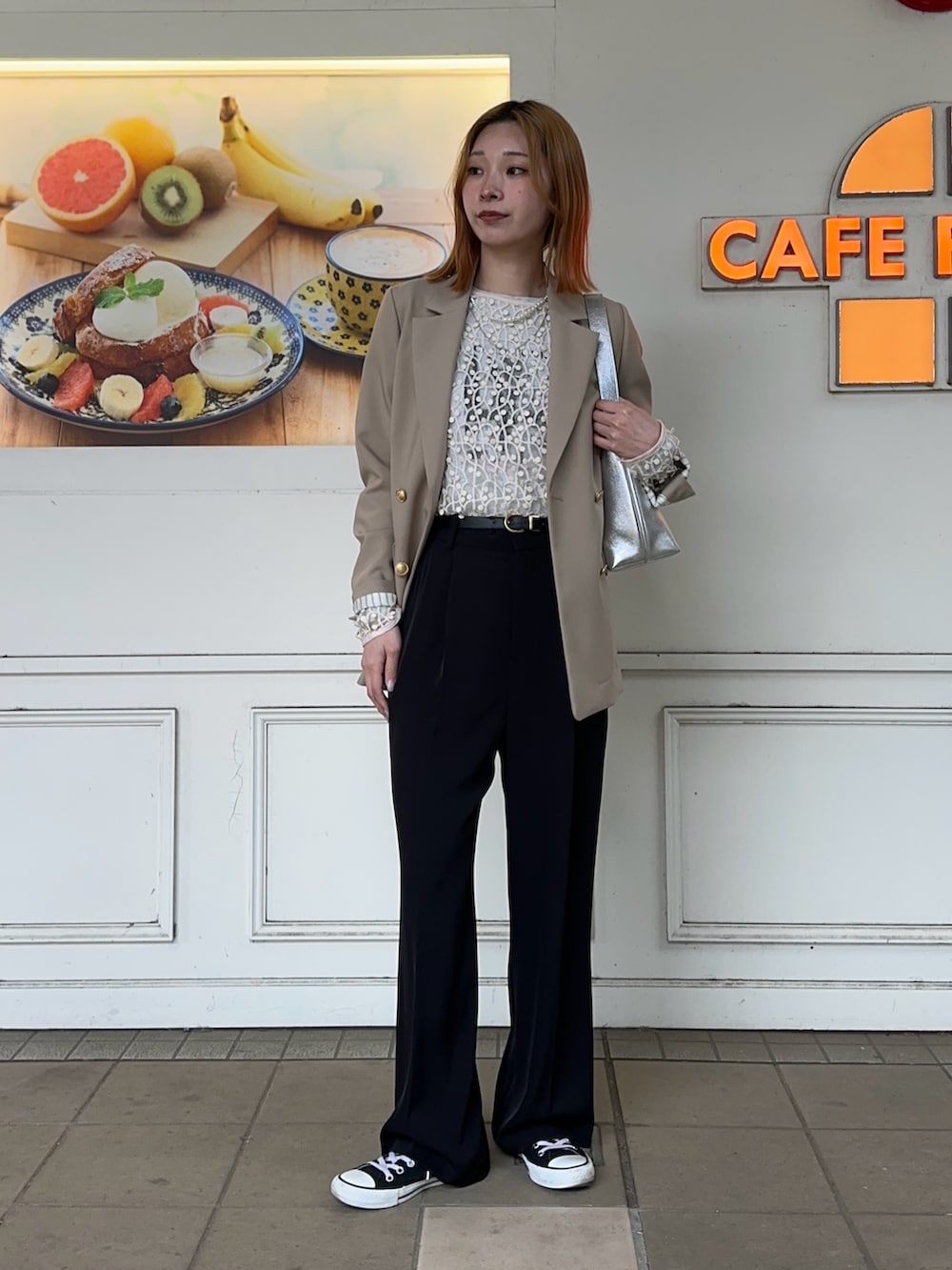 ホワイト系のシャツ/ブラウス、ホワイト系のTシャツ/カットソー、ブラック系のスラックスを着用したレディースの春コーディネートの5枚目の写真