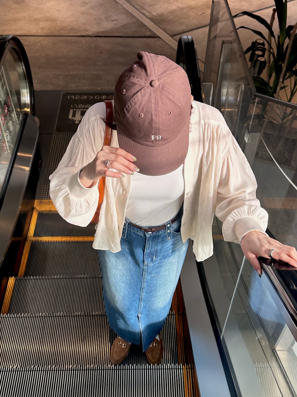 「春色、大人女子、春ファッション、シンプルコーデ、カーデ、カーディガン、カーディガンコーデ、デニムスカート、タイトスカート、前スリット、デニム、デニムコーデ、キャップ、キャップ女子、カジュアル」|「fredy emueのデニムロングスカート(デニムスカート、ブルー系)」を使った、Maikaさん(レディース・163cm)の春コーディネートの7枚目の写真