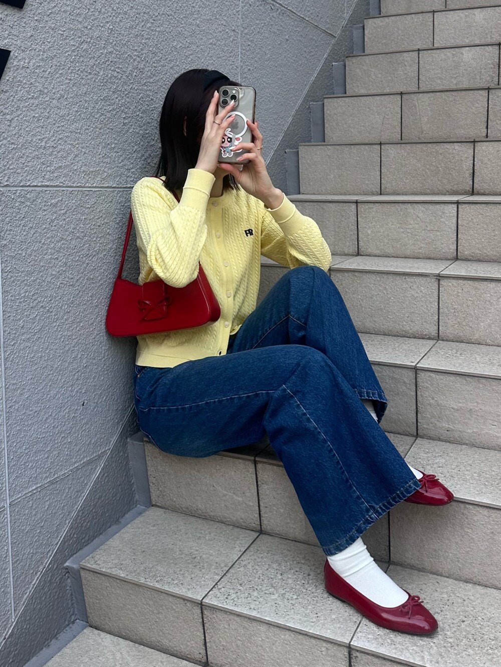 「大人女子、パンツスタイル、大人ガーリー、カーディガン、ケーブルニット、ケーブルカーディガン、デニム、デニムパンツ、センタープレスパンツ、春、春コーデ、春色、カーディガンコーデ、春色コーデ、カジュアルガーリー」｜「fredy emueのFR刺繍ミニケーブル柄カーディガン（カーディガン/ボレロ、イエロー系）」を使った、Maikaさん（レディース・163cm）の冬コーディネートの2枚目の写真