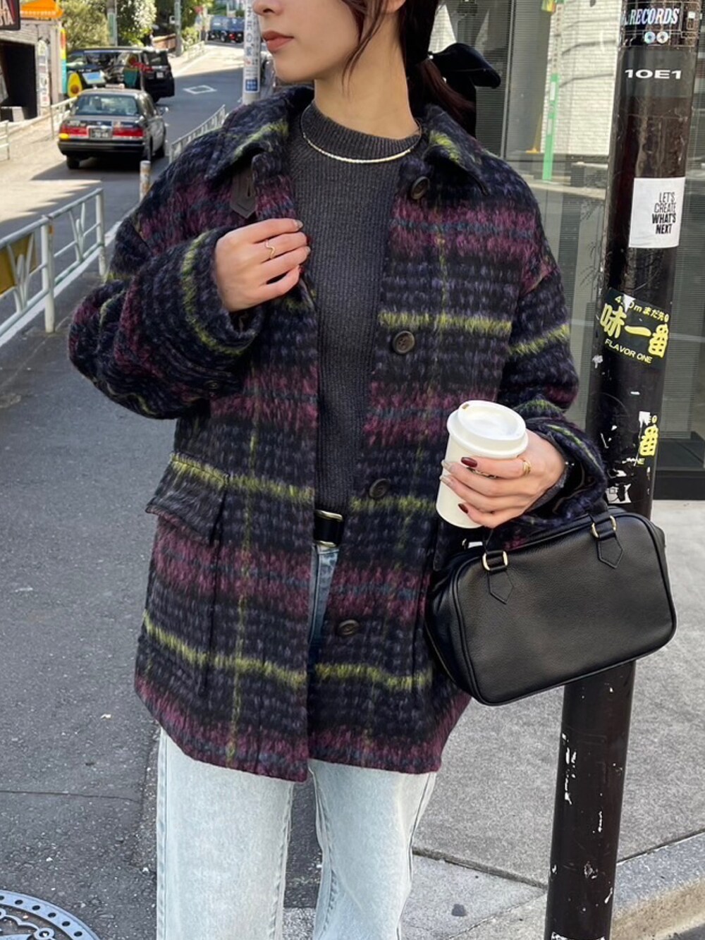 「真冬のあったかスタイル、大人可愛い、カジュアルスタイル、きれいめコーデ、パンツスタイル、アウターコーデ、レディースファッション、大人かわいい、シャギー、シャギーコート、ヘアカフ、リボンカフ、デニム、デニムパンツ、デニムコーデ」｜「fredy emueのカットオフセミフレアデニムパンツ（デニムパンツ、ブルー系）」を使った、Maikaさん（レディース・163cm）の冬コーディネートの3枚目の写真