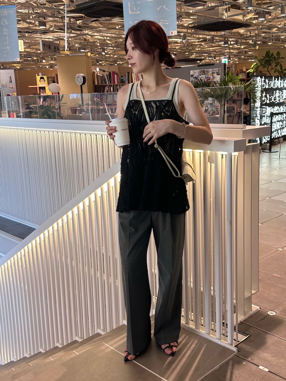 「レイヤードスタイル、お出かけコーデ、夏コーデ、ビスチェ、サンダル、休日スタイル、大人カジュアルコーデ、きれいめコーデ、秋先取りコーデ、スラックス、ストライプパンツ、キャミビスチェ、レイヤード、パンツコーデ、ショルダーバッグ」｜「fredy emueのチュールバテンレースキャミビスチェ（キャミソール、ブラック系）」を使った、Maikaさん（レディース・163cm）の夏コーディネートの5枚目の写真