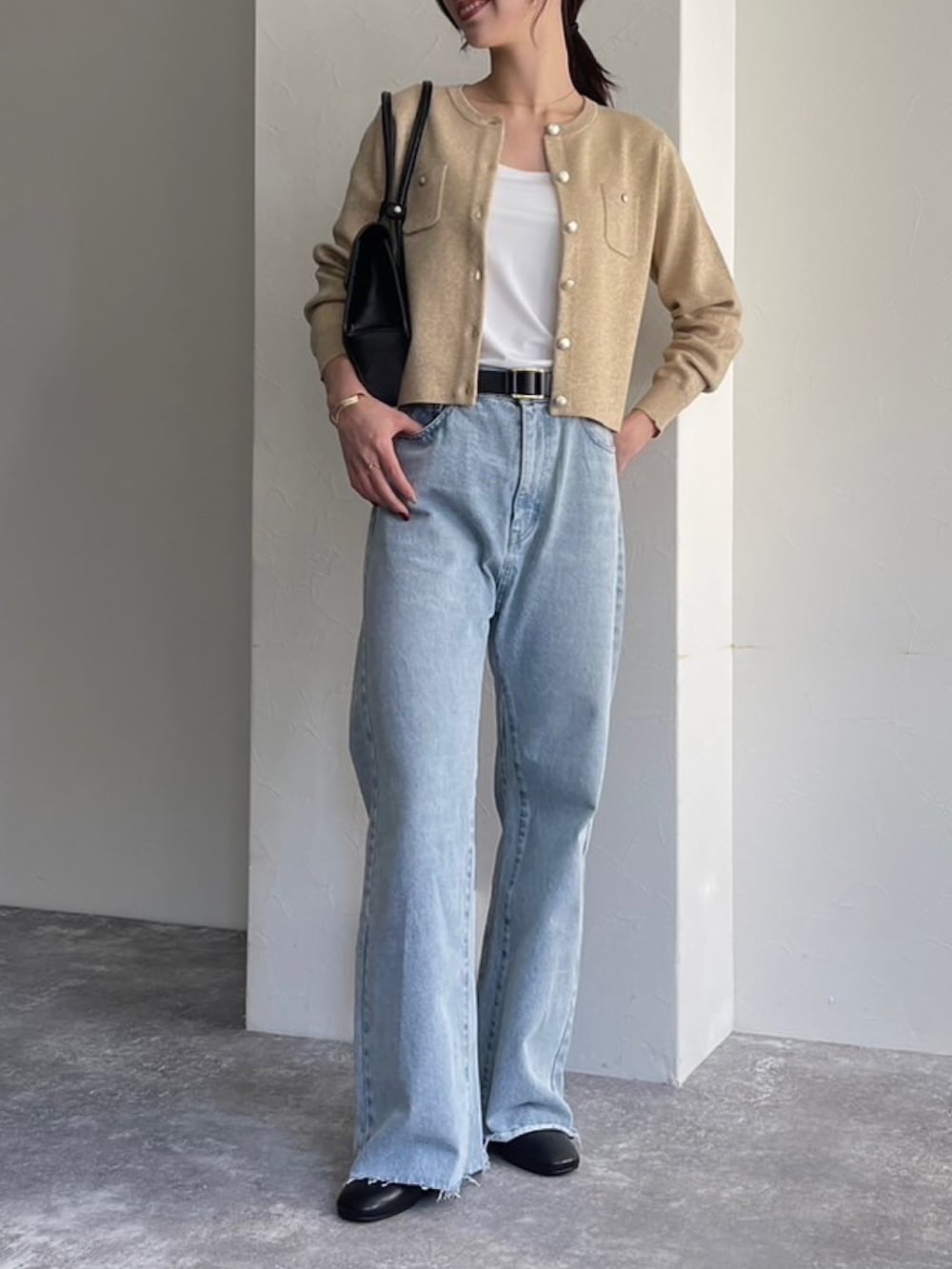 「真冬のあったかスタイル、大人可愛い、カジュアルスタイル、パンツスタイル、春服、デニム、デニムパンツ、カーディガン、カーディガンコーデ、切りっぱなしデニム、フレアデニム、フレアパンツ、ラメ、ラメトップス、フラップバッグ」｜「fredy emueのカットオフセミフレアデニムパンツ（デニムパンツ、ブルー系）」を使った、Maikaさん（レディース・163cm）の冬コーディネートの5枚目の写真
