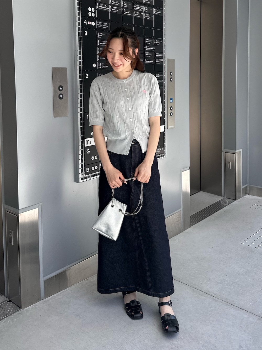 「春夏コーデ、きれいめカジュアル、大人かわいい、骨格ウェーブ、夏コーデ、カジュアル、カジュアルコーデ、カーディガン、デニム、デニムスカート、タイトスカート、グルカサンダル、サンダル、ケーブルカーディガン、スカートコーデ」｜「fredy emueのデニムロングスカート（デニムスカート、ブルー系）」を使った、Maikaさん（レディース・163cm）の春コーディネートの5枚目の写真