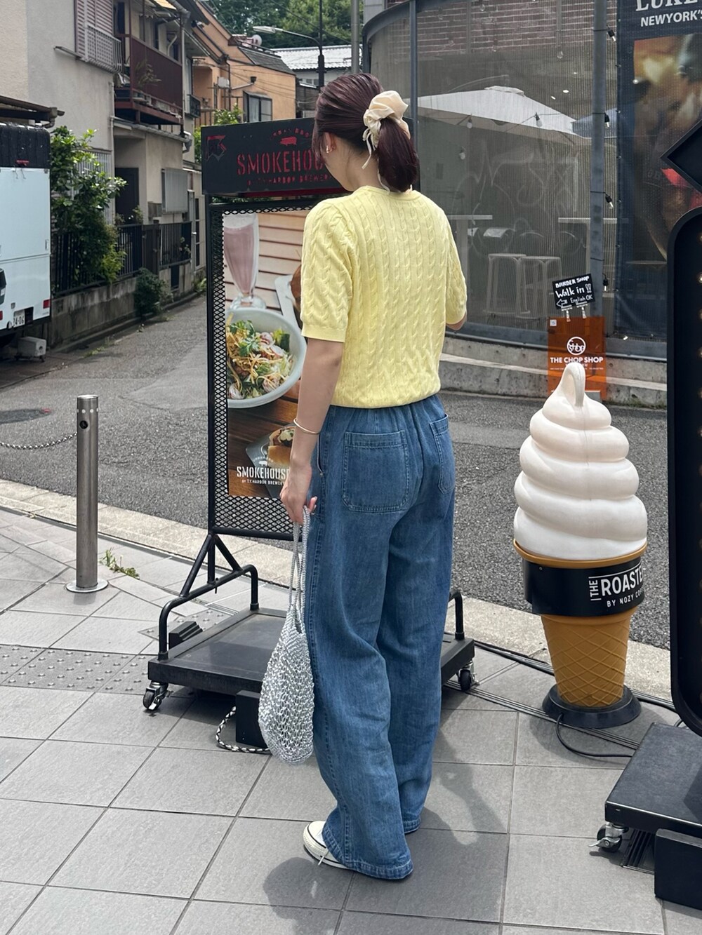 「スニーカー、デニム、パンツコーデ、夏ファッション、甘めカジュアル、サマーニット、半袖ニット、デニムパンツ、デニムコーデ、ライトオンスデニム、イージーパンツ、巾着バッグ、メタルバッグ、シュシュ、お出かけコーデ」｜「fredy emueのFR刺繍ケーブル柄ポケ付きプルオーバー（ニット/セーター、イエロー系）」を使った、Maikaさん（レディース・163cm）の春コーディネートの6枚目の写真