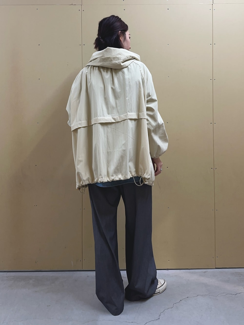 「春色、春コーデ、お出かけコーデ、春服、デニムシャツ、シャツコーデ、春アウター、スラックス、スラックスパンツ、スニーカー、スニーカーコーデ、シャツ、シャツスタイル、春カラー」｜「fredy emueのヴィンテージ前開きブルゾン（ナイロンジャケット、ベージュ系）」を使った、Maikaさん（レディース・163cm）の春コーディネートの3枚目の写真