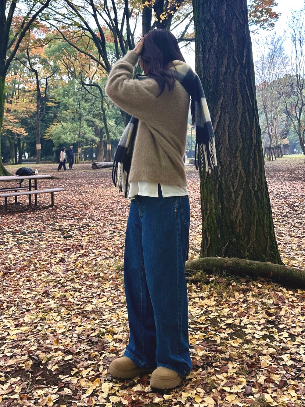 「ブラウン、休日スタイル、ニット、お出かけコーデ、デニム、大人かわいい、秋服、紅葉コーデ、公園コーデ、マフラー、レイヤードスタイル、FOX混ニット、ボストンバッグ、セミワイドデニム、Vネックニット」|「fredy emueのFOX混Vネックニットプルオーバー(ニット/セーター、イエロー系)」を使った、Maikaさん(レディース・163cm)の秋コーディネートの7枚目の写真