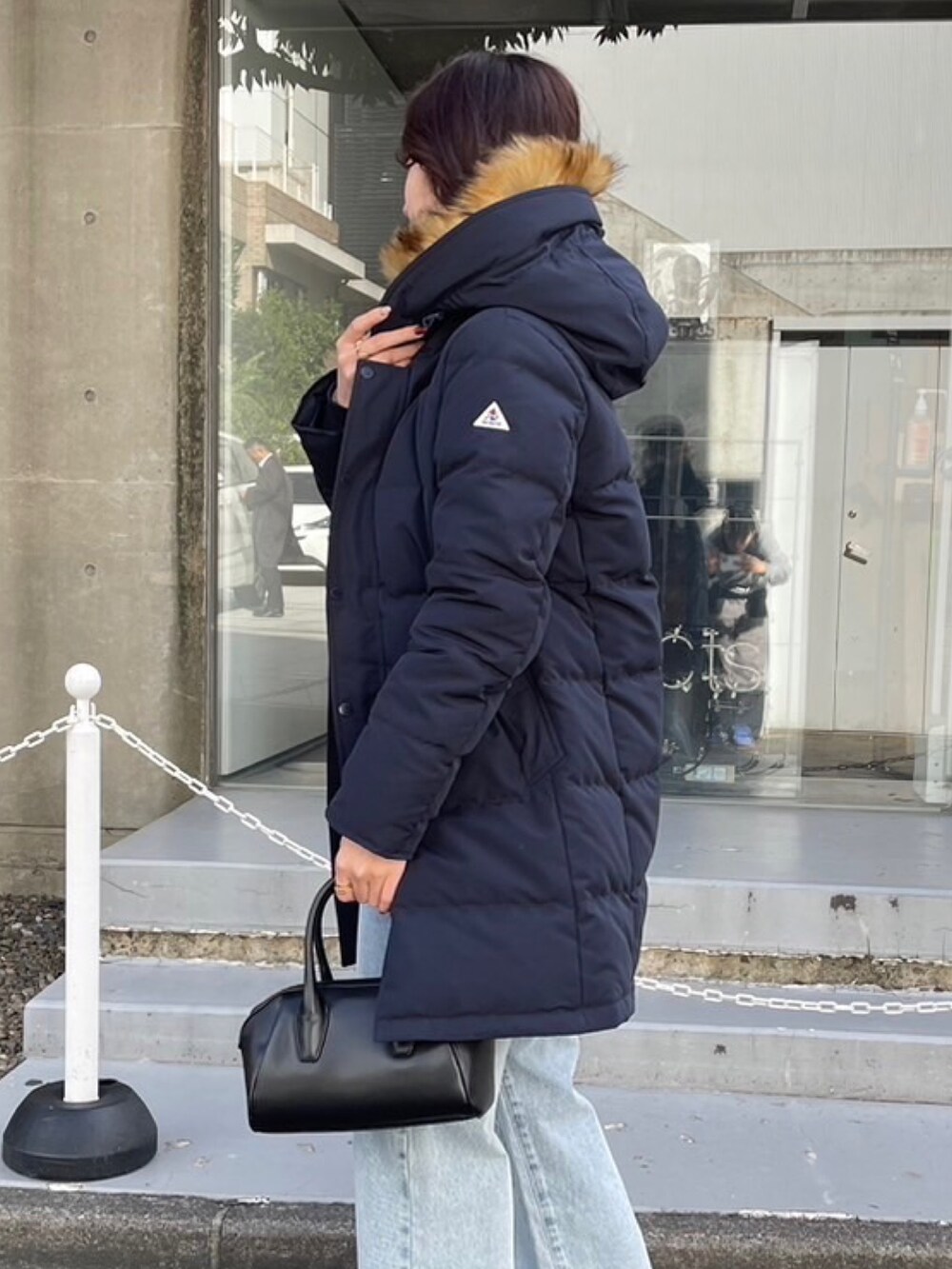 「真冬のあったかスタイル、カジュアルスタイル、パンツスタイル、アウターコーデ、冬服、ダウン、ロングダウン、GEVACO、デニム、デニムパンツ、デニムコーデ、フレア、フレアパンツ、お出かけ、お出かけコーデ」｜「GEVACOの【GEVACO/ゲバコ】タッサーロングダウン（ダウンジャケット/コート、ブルー系）」を使った、Maikaさん（レディース・163cm）の冬コーディネートの4枚目の写真