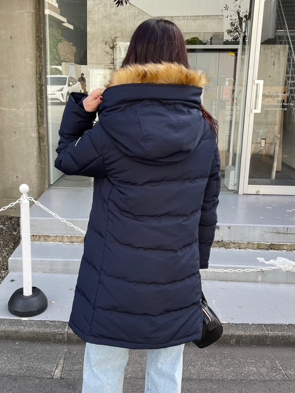 「真冬のあったかスタイル、カジュアルスタイル、パンツスタイル、アウターコーデ、冬服、ダウン、ロングダウン、GEVACO、デニム、デニムパンツ、デニムコーデ、フレア、フレアパンツ、お出かけ、お出かけコーデ」｜「GEVACOの【GEVACO/ゲバコ】タッサーロングダウン（ダウンジャケット/コート、ブルー系）」を使った、Maikaさん（レディース・163cm）の冬コーディネートの3枚目の写真